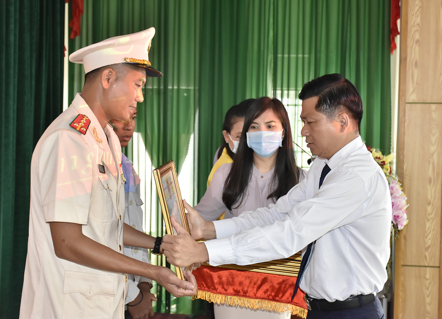 Ông Trần Văn Tuấn, Phó Chủ tịch UBND tỉnh trao bằng khen cho Trung úy Thái Ngô Hiếu, Phòng Cảnh sát PCCC & cứu nạn cứu hộ Công an tỉnh Đồng Nai vì đã dũng cảm cứu người bị đuối nước.