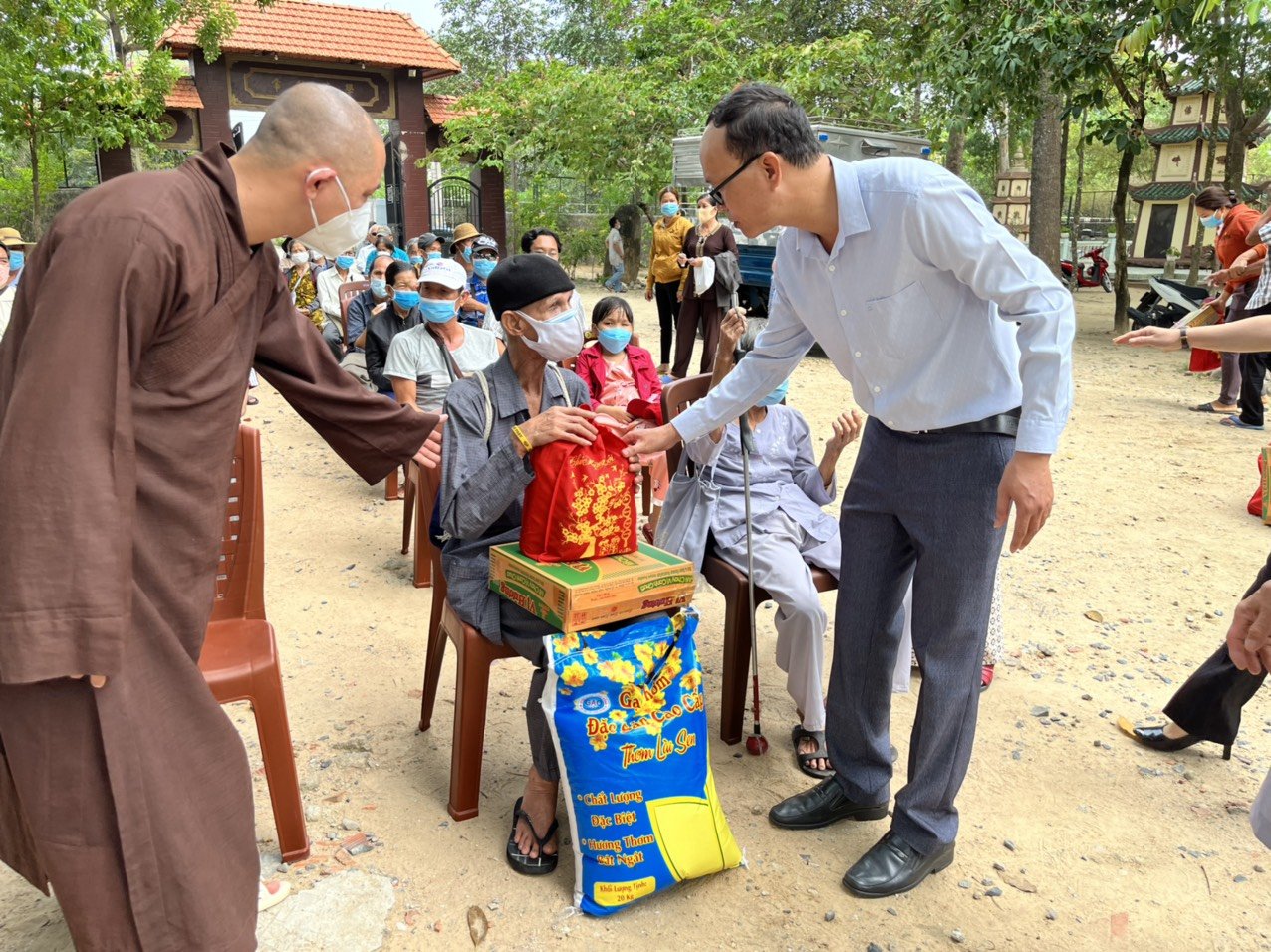 Ông Nguyễn Cao Phú, đại diện Ủy ban MTTQ Việt Nam TX.Phú Mỹ và Thầy Thích Thiện Thủ, đại diện chùa Vạn Thiện trao quà cho hội viên Hội Người mù.