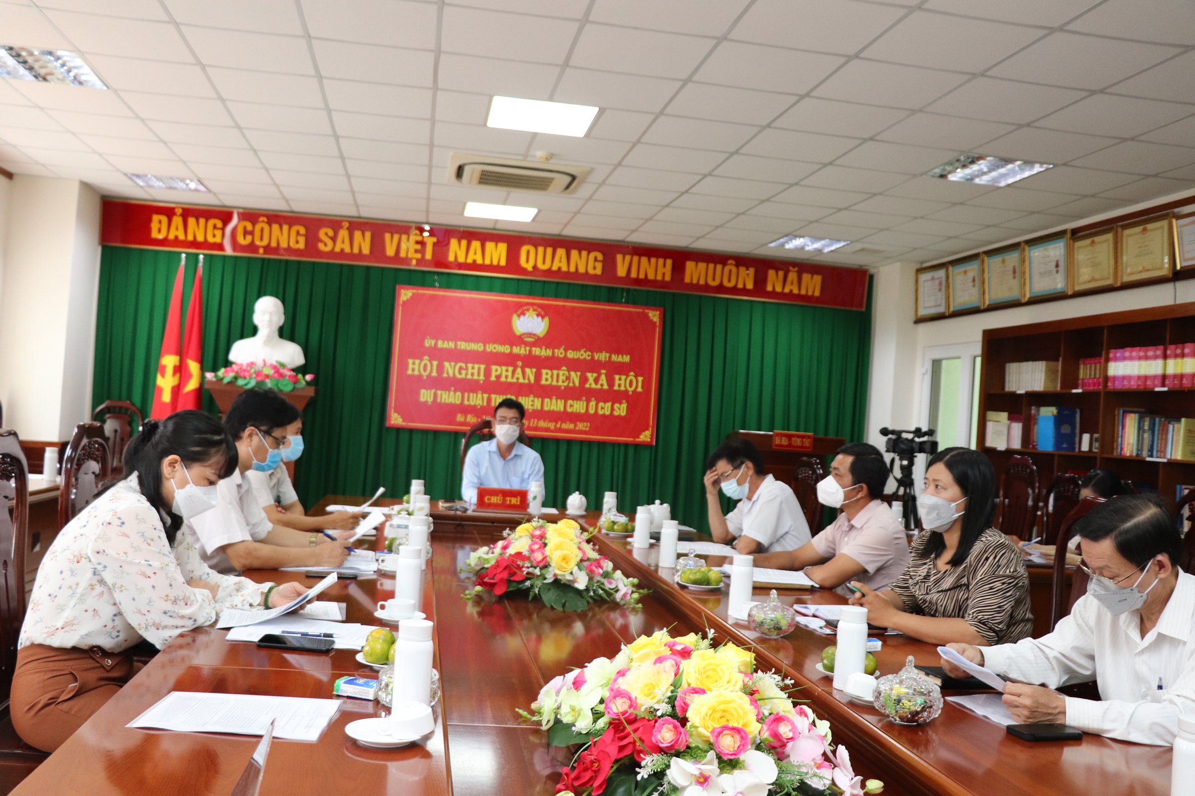 Ông Trần Văn Lợi, Phó Chủ tịch Ủy ban MTTQ Việt Nam tỉnh chủ trì hội nghị  tại điểm cầu BR-VT.