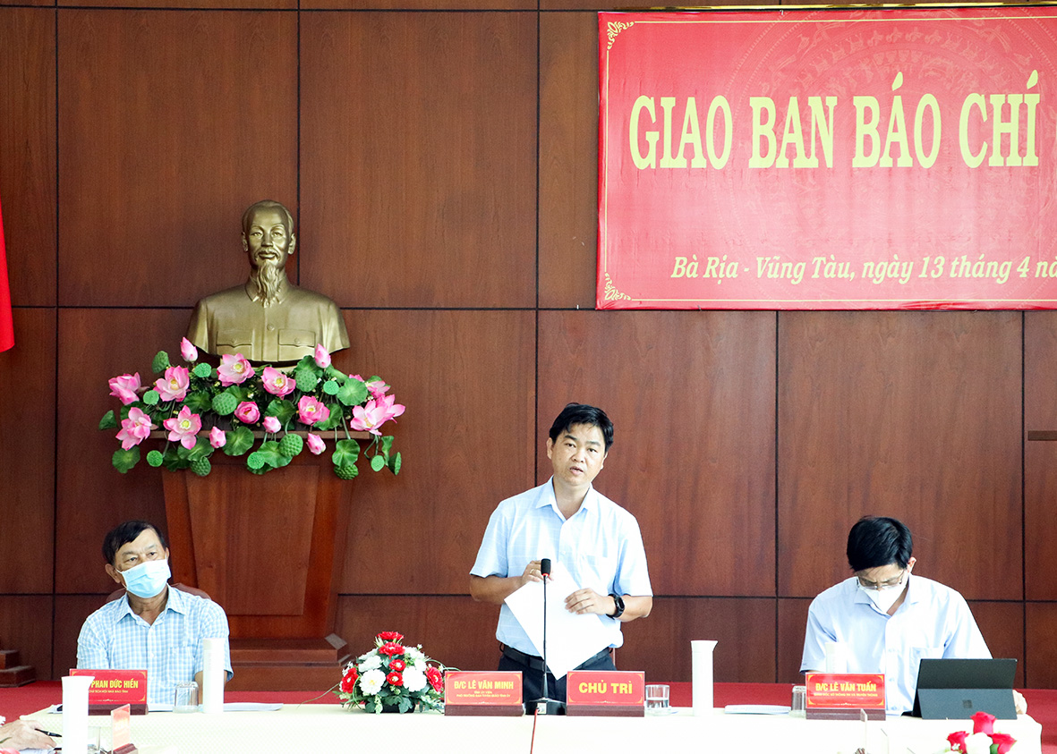 Ông Lê Văn Minh, Phó Trưởng Ban Tuyên giáo Tỉnh ủy phát biểu tại hội nghị.