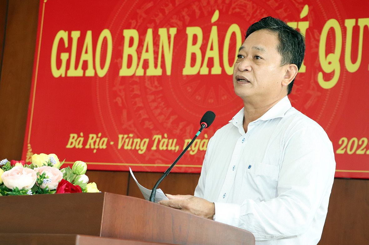 Ông Lê Văn Lâm, Phó Trưởng Ban Tuyên giáo Tỉnh ủy báo cáo về công tác thông tin, tuyên truyền, quản lý Nhà nước về báo chí trong Quý I/2022.