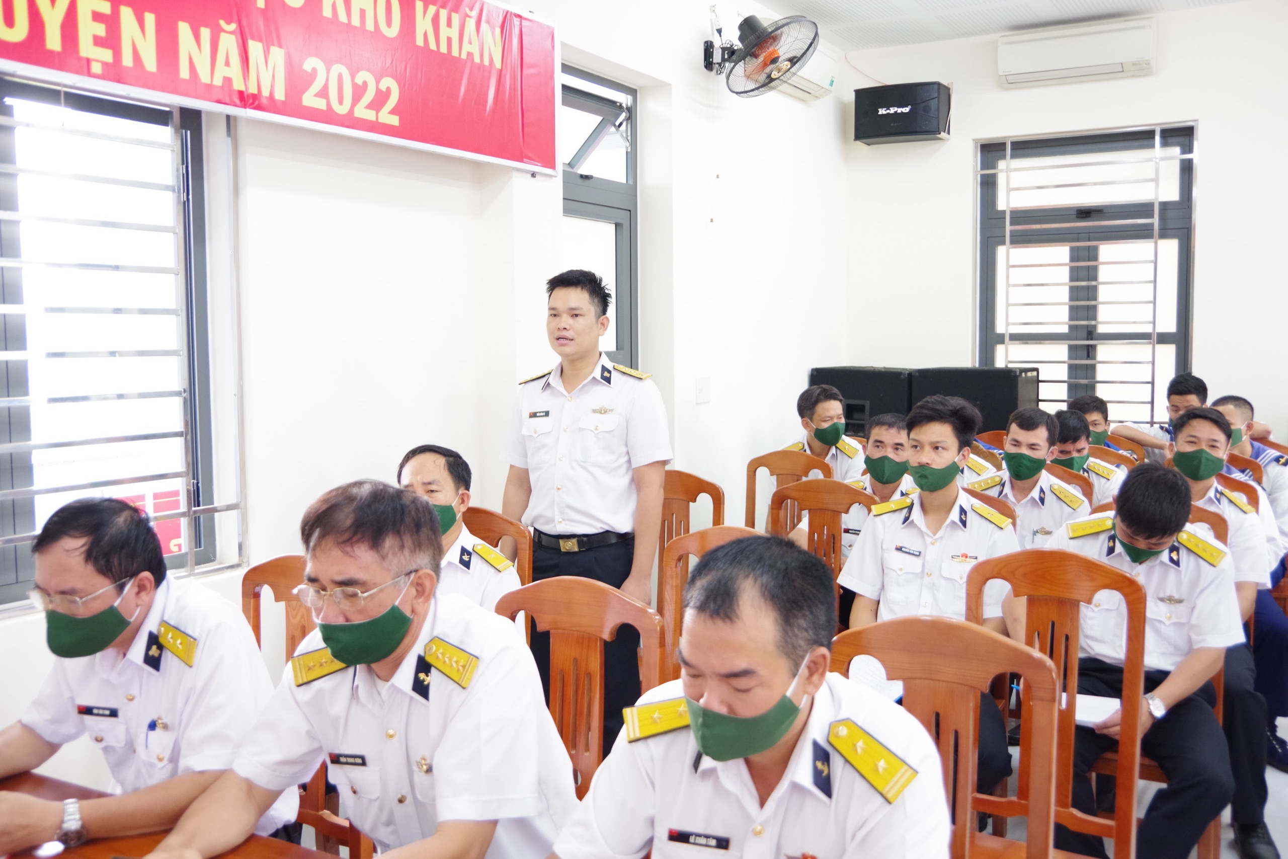Các chiến sĩ Trung đoàn 251 phát biểu tại buổi đối thoại dân chủ với lãnh đạo Vùng 2 Hải quân.