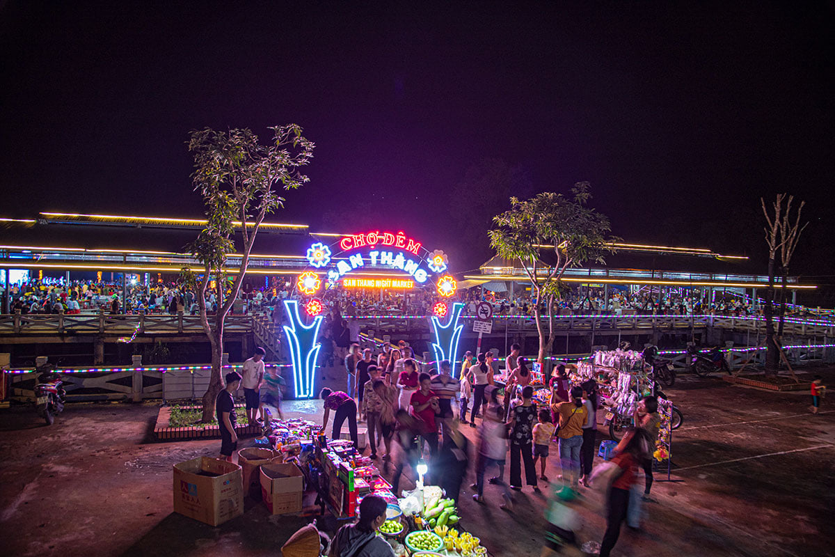 Chợ đêm San Thàng, xã San Thàng, TP. Lai Châu, tỉnh Lai Châu.