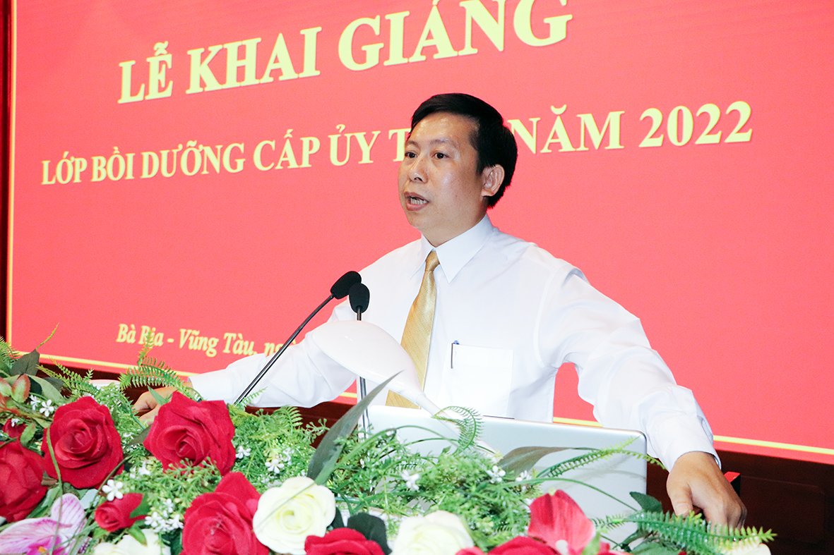 PGS.TS Nguyễn Tấn Vinh, Phó Giám đốc Học viện Chính trị Quốc gia Hồ Chí Minh khu vực II phát biểu tại Lễ khai giảng.