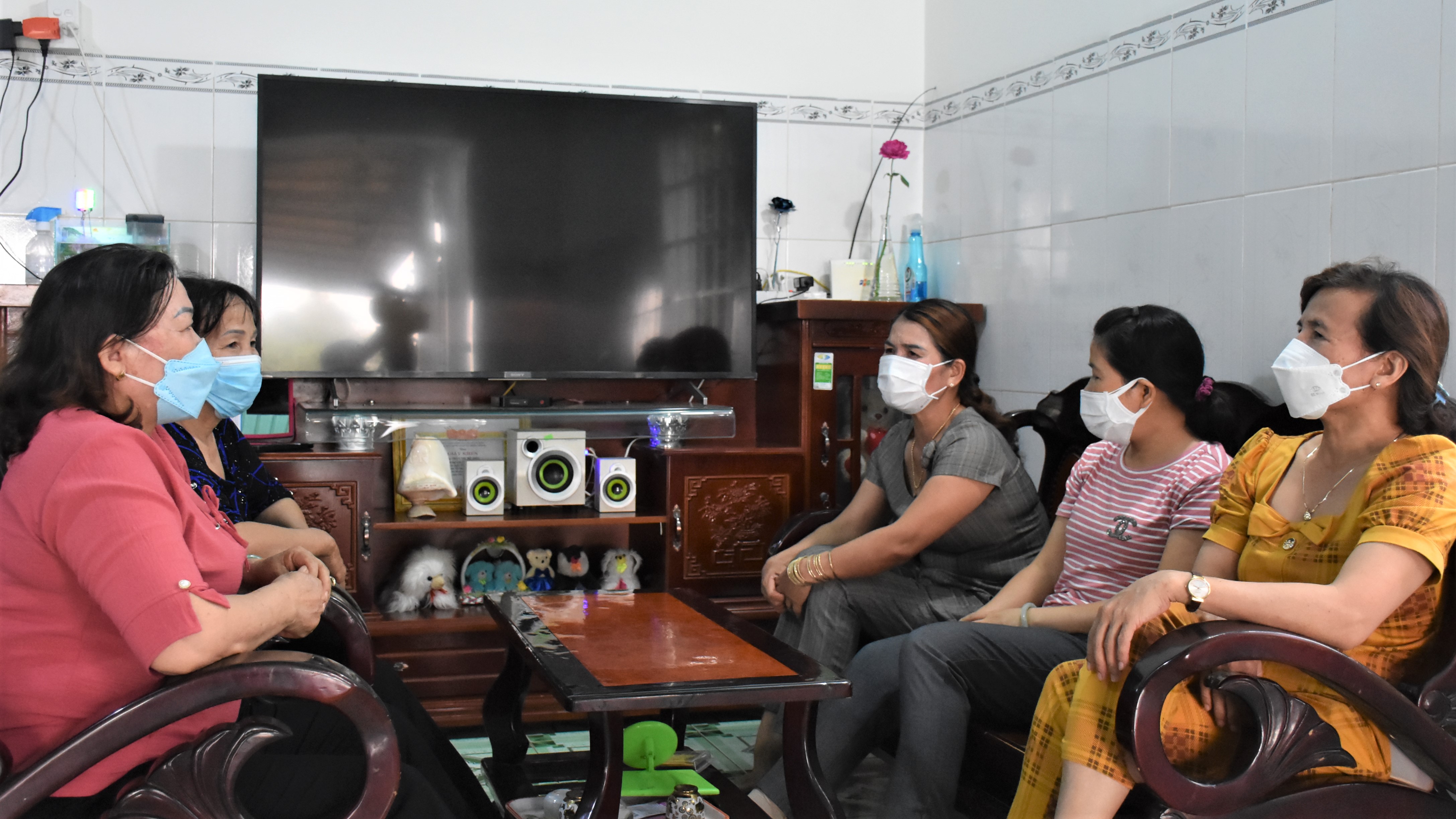 Chị Võ Thị Bích Tuyết (ngoài cùng bên phải, thôn Quảng Thành 1, xã Nghĩa Thành) cùng các hội viên chia sẻ kinh nghiệm, kỹ thuật chăn nuôi dê.