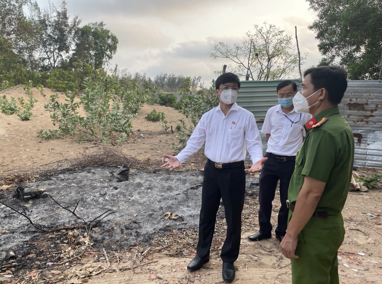 Ông Vũ Hồng Thuấn, Phó Chủ tịch UBND TP. Vũng Tàu  kiểm tra thực địa tại khu vực cuối đường Thùy Dương 5, phường 10.