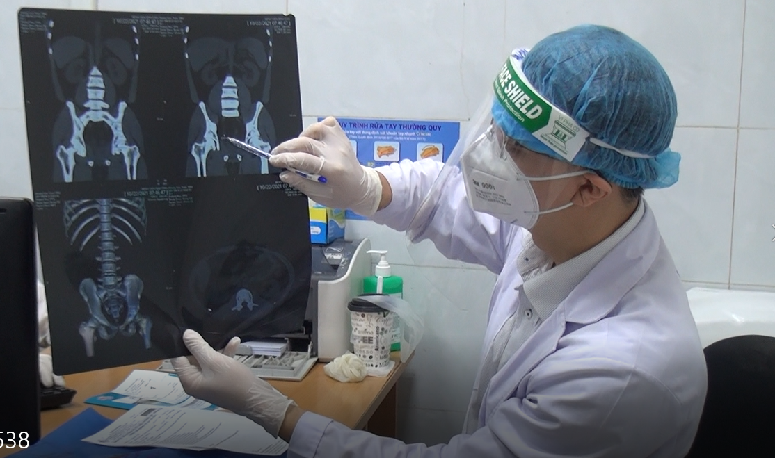Bác sĩ tư vấn cho người bệnh tại phòng Khám tiết niệu.