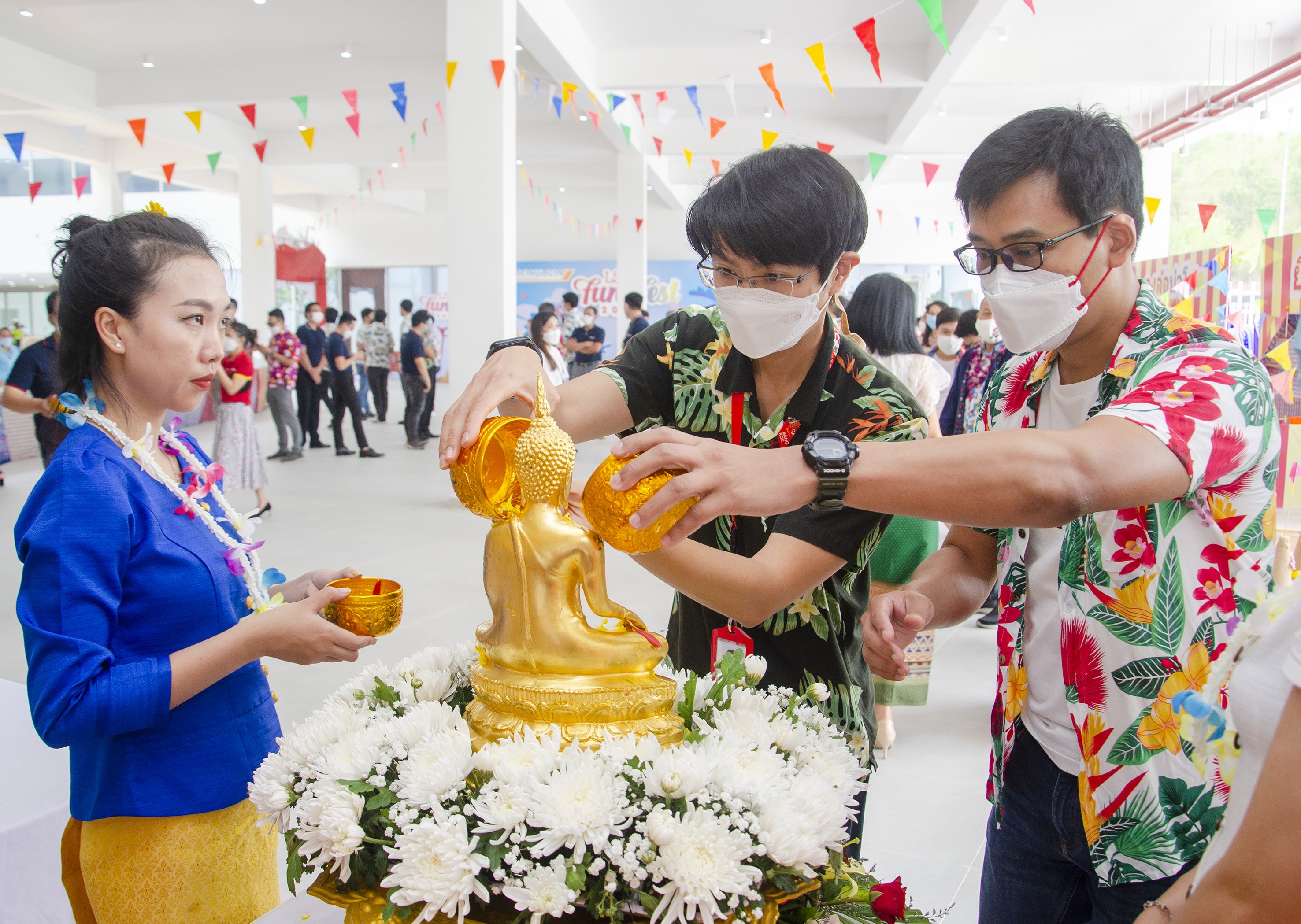 Nhân viên Công ty LSP thực hiện nghi lễ tắm Phật tại lễ hội Songkran.