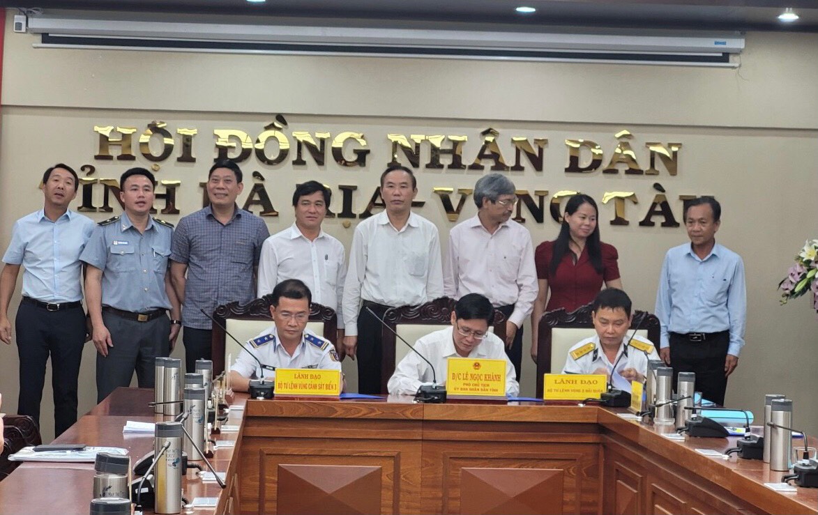 Ông Lê Ngọc Khánh, Phó Chủ tịch UBND tỉnh ký kết Quy chế phối hợp với Bộ Tư lệnh Vùng 2 Hải quân, Bộ Tư lệnh Vùng Cảnh sát biển 3 trong công tác quản lý các hoạt động liên quan đến lĩnh vực thủy sản.