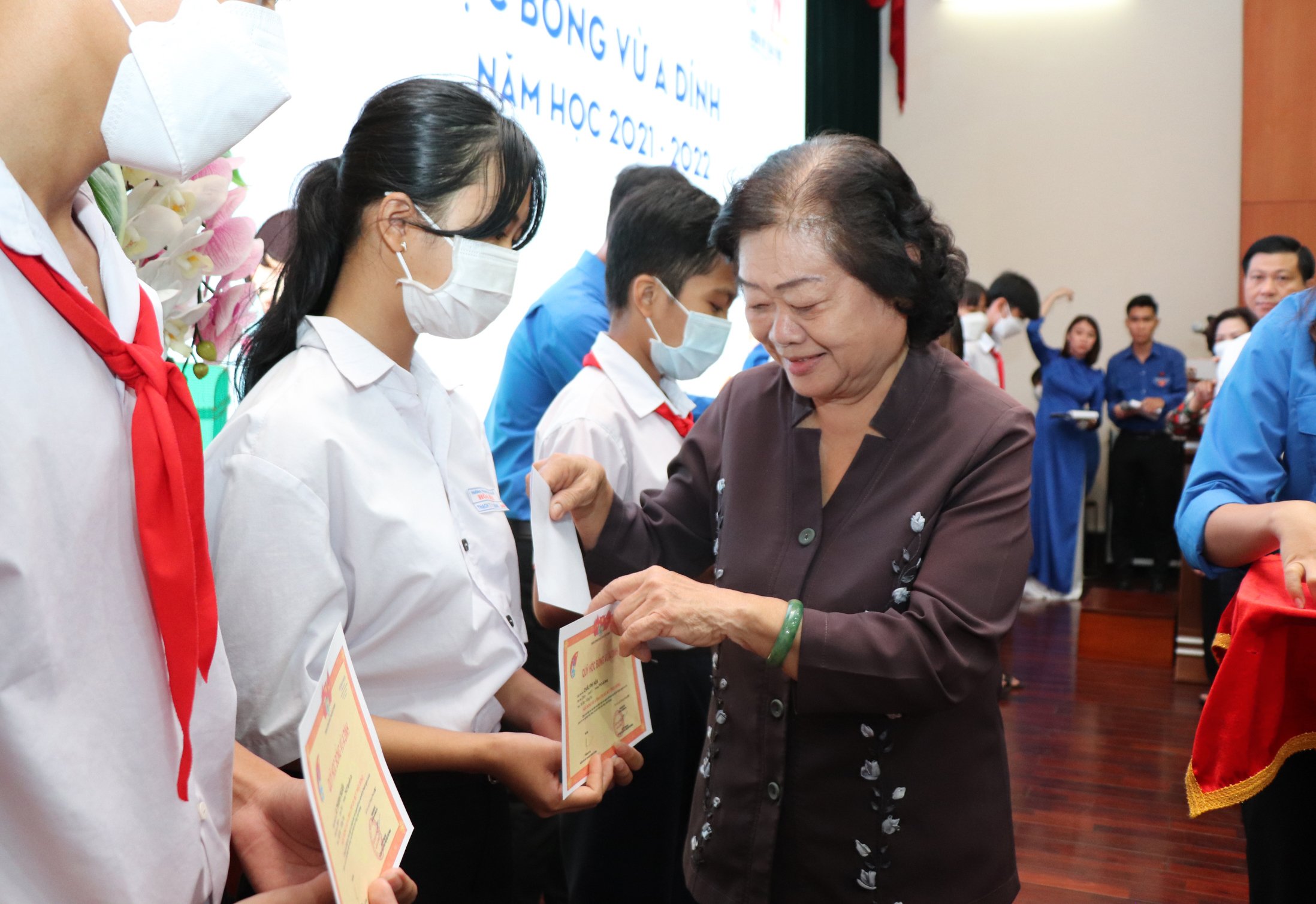 Bà Trương Mỹ Hoa, Nguyên Phó Chủ tịch nước, Chủ tịch Quỹ học bổng Vừ A Dính, Chủ nhiệm CLB Vì Hoàng Sa - Trường Sa thân yêu trao tặng học bổng Vừ A Dính cho các em HS.