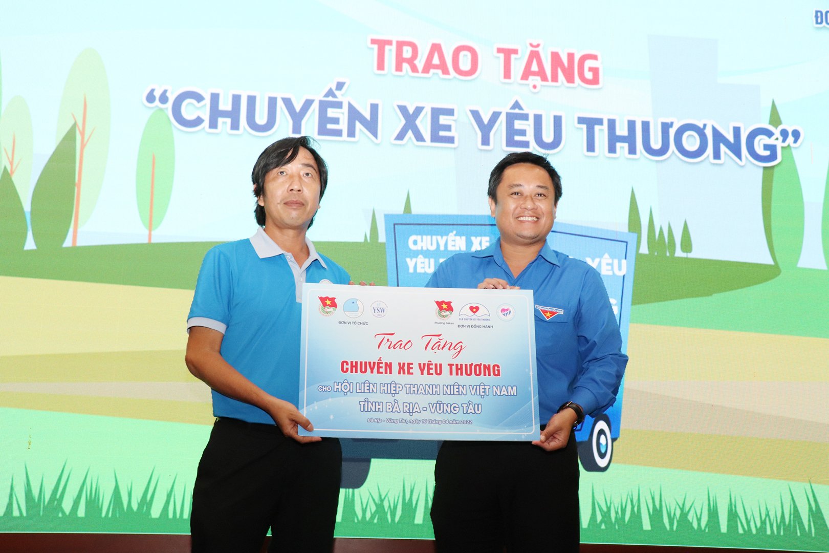 Anh Trần Thanh Bình, Phó giám đốc Trung tâm Công tác xã hội thanh thiếu niên trao bảng tượng trưng tặng 