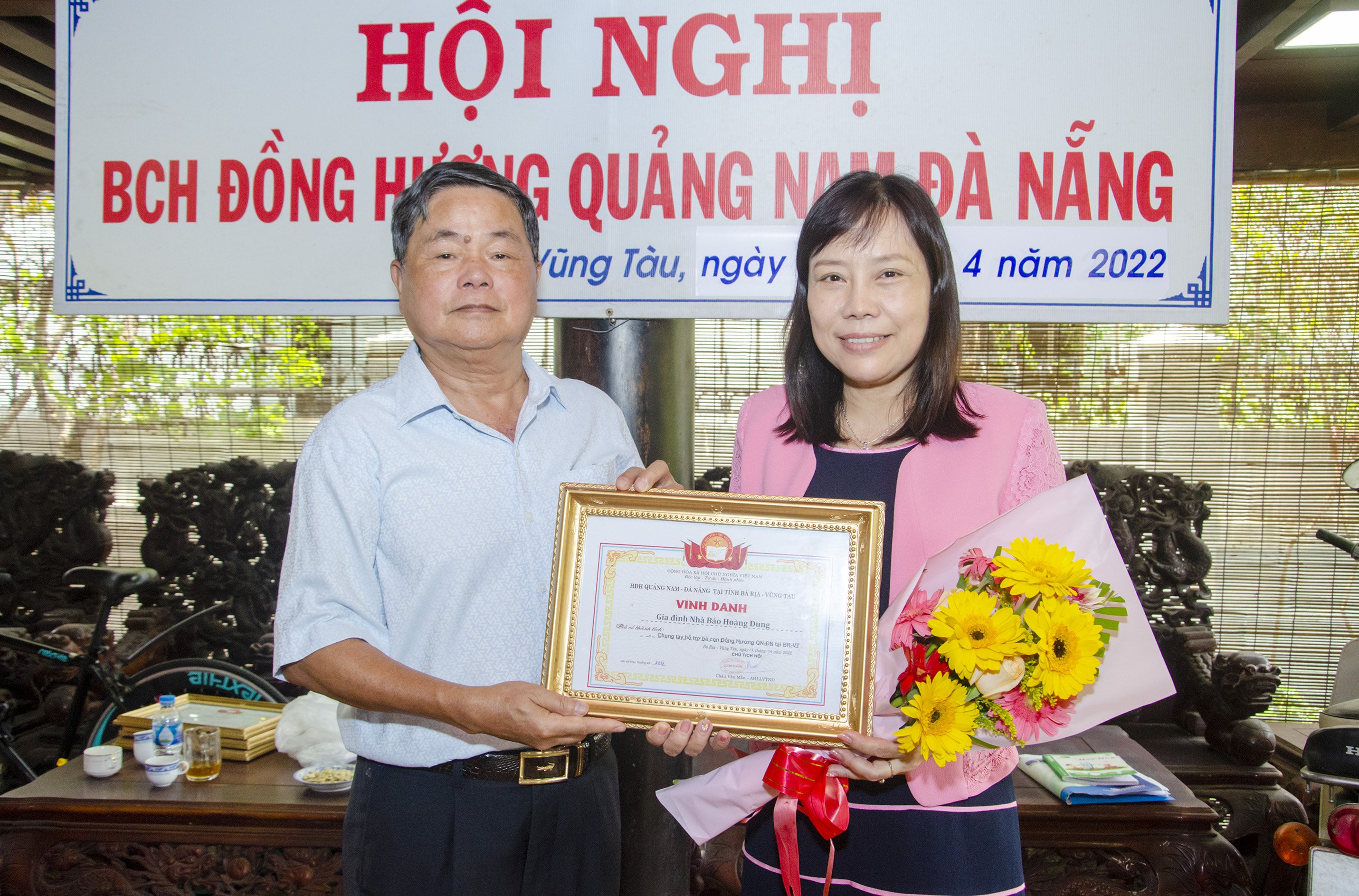 Trung tướng Châu Văn Mẫn, Anh hùng LLVTND, Chủ tịch Hội Đồng hương Quảng Nam - Đà Nẵng tại BR-VT trao Giấy khen vinh danh bà Đỗ Nguyễn Hoàng Dung, Quyền Tổng Biên tập Báo Bà Rịa - Vũng Tàu vì có thành tích xuất sắc đóng góp cho hoạt động Hội năm 2021.