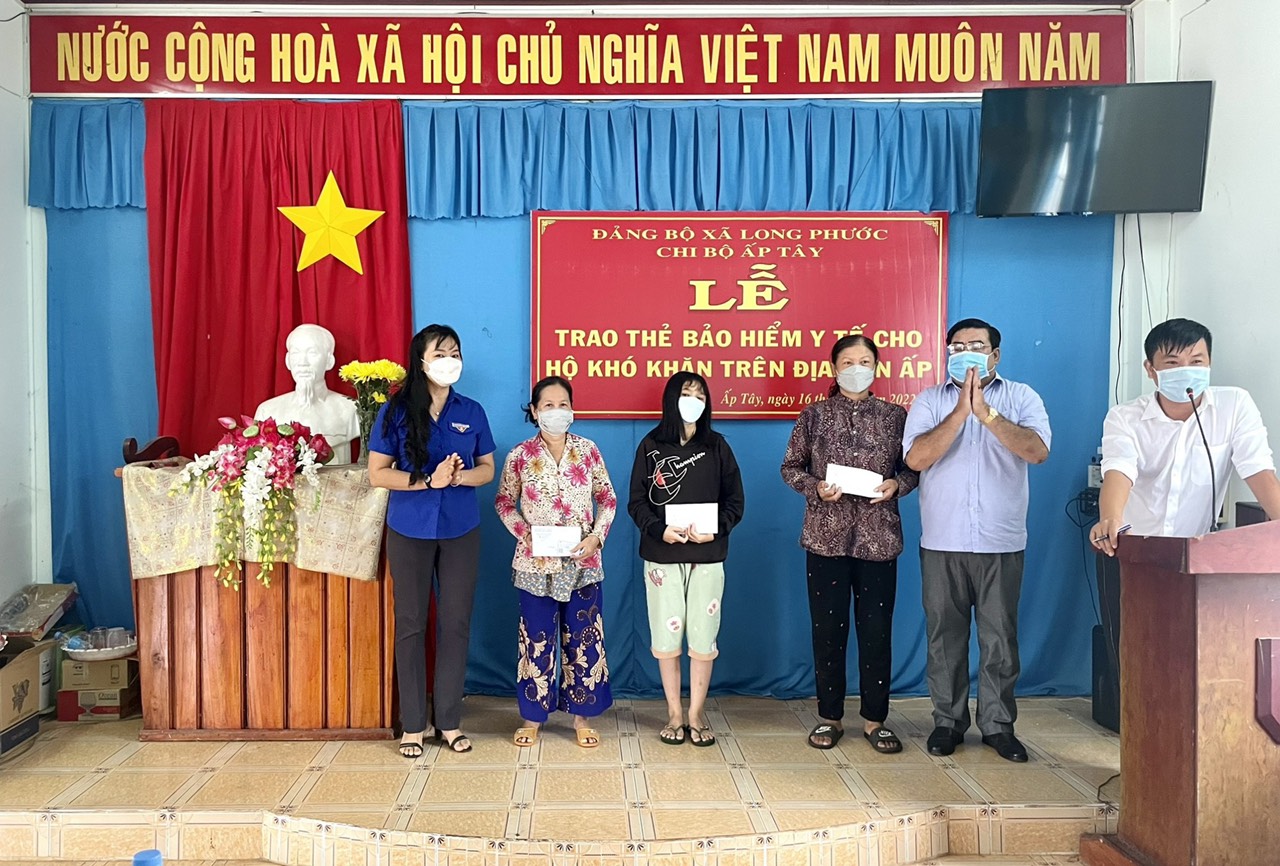 Đại diện Qũy Chung một tấm lòng CLB phóng viên BR-VT và chính quyền địa phương trao tặng thẻ BHYT cho người hoàn cảnh khó khăn tại ấp Tây, xã Long Phước, TP. Bà Rịa.