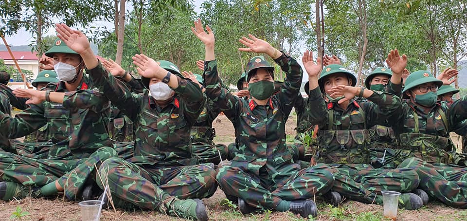 Cán bộ, chiến sĩ và hội viên phụ nữ lại cùng nhau tham gia văn nghệ.