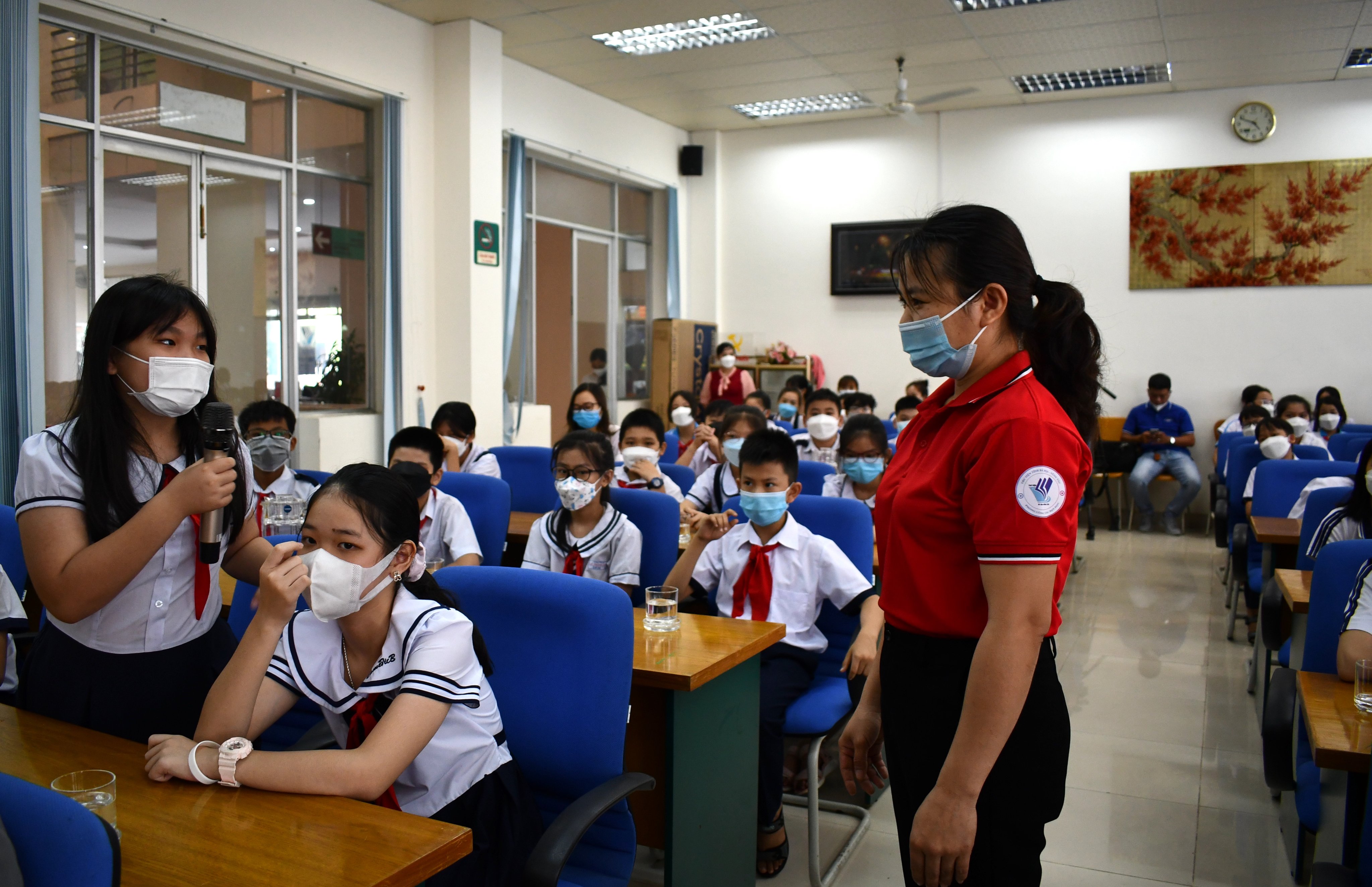 Học sinh tham gia giao lưu, trả lời câu hỏi tại chương trình khai mạc Tuần lễ đọc sách, sáng 18/4.