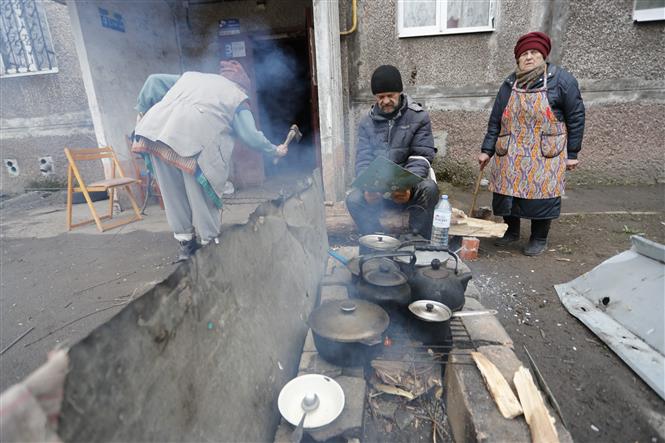 Người dân tại Mariupol (Ukraine), ngày 12/4/2022.