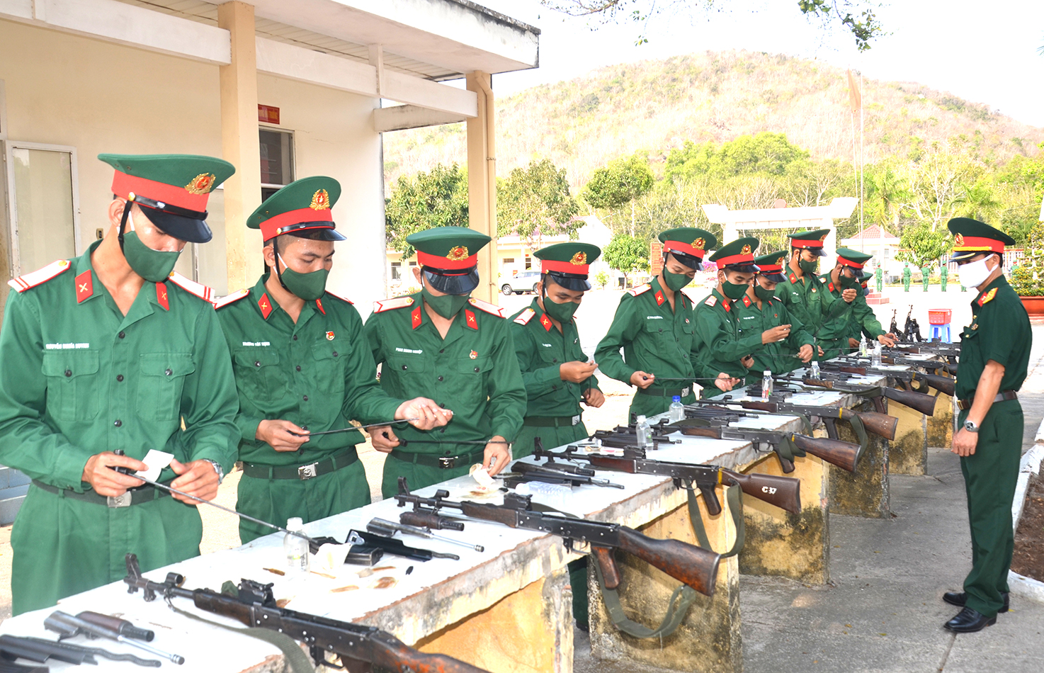 Cán bộ, chiến sĩ Trung đoàn Minh Đạm - Bộ CHQS tỉnh thực hiện “Ngày kỹ thuật” lau chùi, bảo quản súng AK.