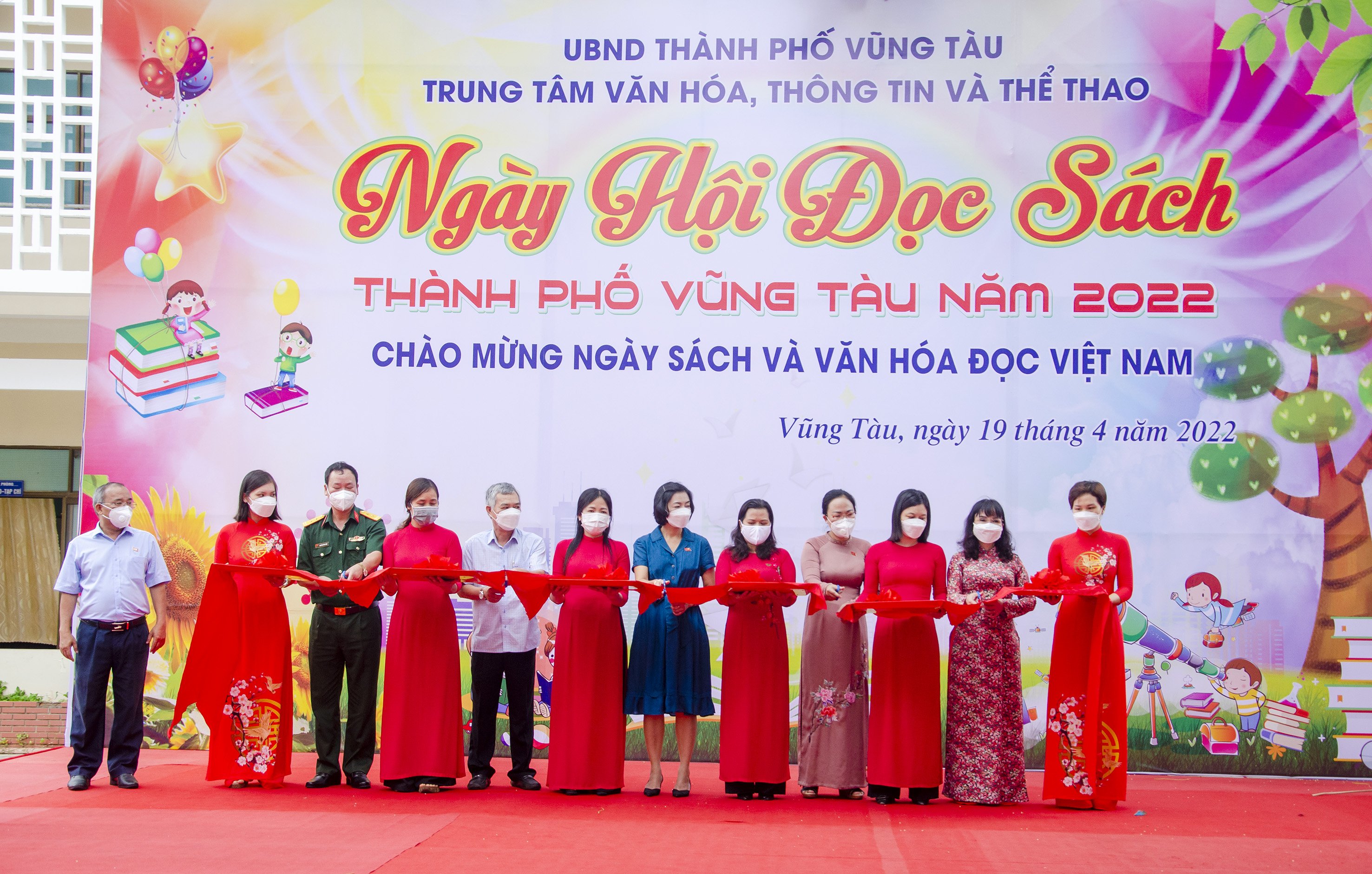 Bà Lê Thị Thanh Bình, Phó Bí thư Thường trực Thành ủy, Chủ tịch HĐND TP.Vũng Tàu (thứ 6 từ phải qua) cùng đại diện lãnh đạo UBND, các phòng, ban, đơn vị của thành phố thực hiện nghi thức cắt băng khai mạc Ngày Hội đọc sách TP. Vũng Tàu năm 2022.