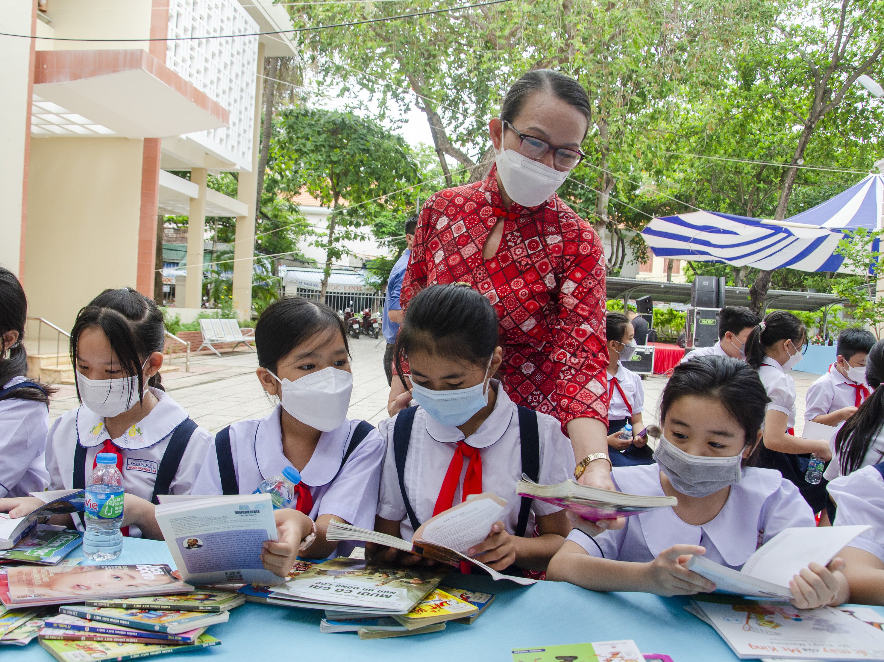 Cô và trò Trường TH Đoàn kết, TP.Vũng Tàu tham gia đọc sách tại Ngày hội.