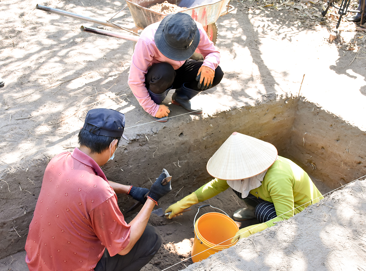 Sau hơn 4 tháng thực hiện khai quật, nhóm khảo cổ của Trung tâm Khảo cổ học, Viện Khoa học Xã hội vùng Nam bộ đã tiến hành mở 66 hố thăm dò và 13 hố khai quật, tập trung trong không gian vòng tường thành bằng đá ong và khu vực liền kề, kết quả đã thu được nhiều tư liệu mới giúp cho nhận thức về diện mạo, giá trị của di chỉ Vòng thành Đá Trắng đầy đủ, rõ nét hơn.