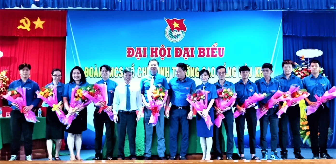 Ban Chấp hành Đoàn TNCS Hồ Chí Minh Trường CĐ Dầu khí nhiệm kỳ 2022-2024 ra mắt Đại hội.