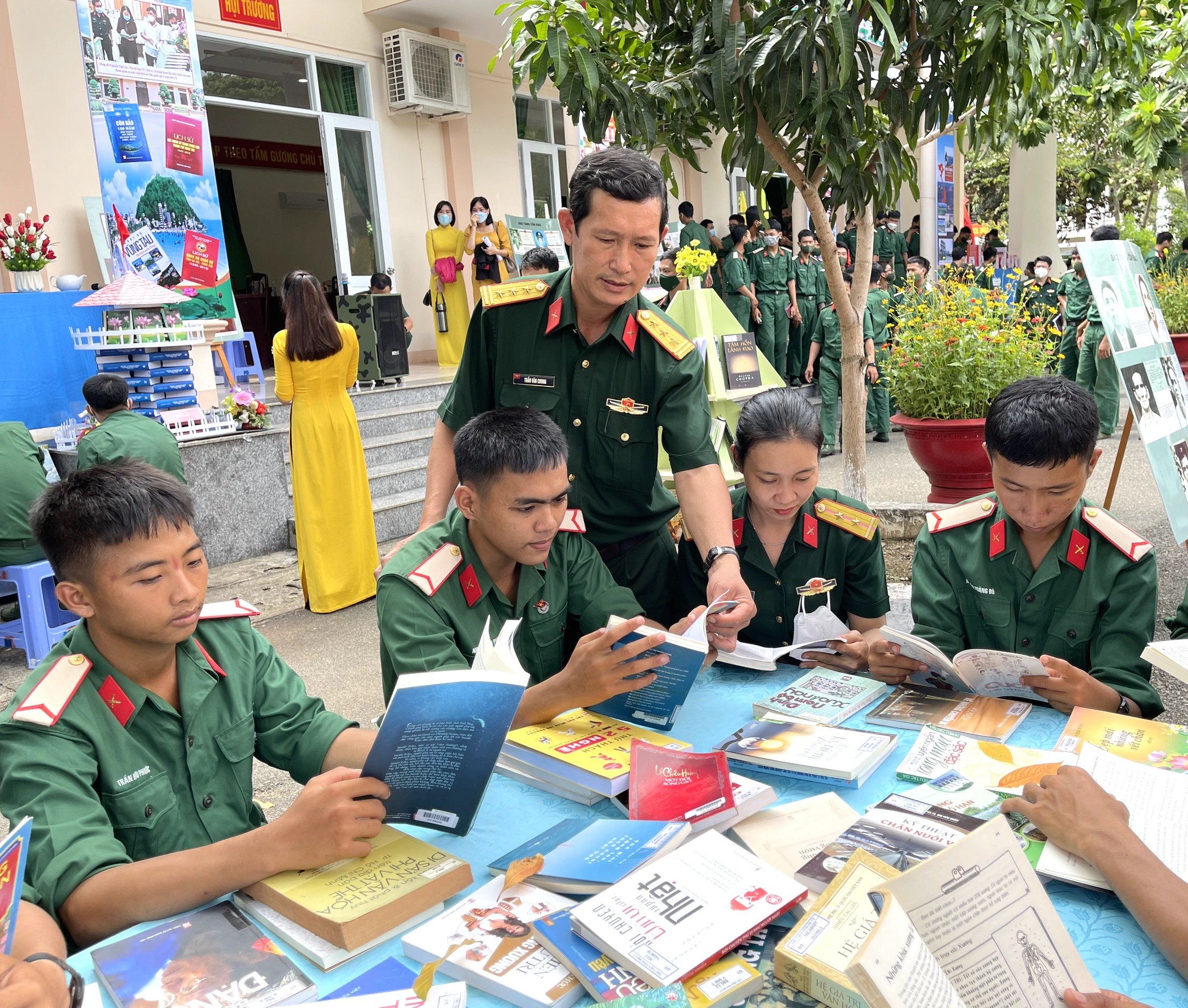 Chiến sĩ Đại đội Trinh sát, Bộ Chỉ huy Quân sự tỉnh đọc sách tại gian trưng bày, triển lãm sách.