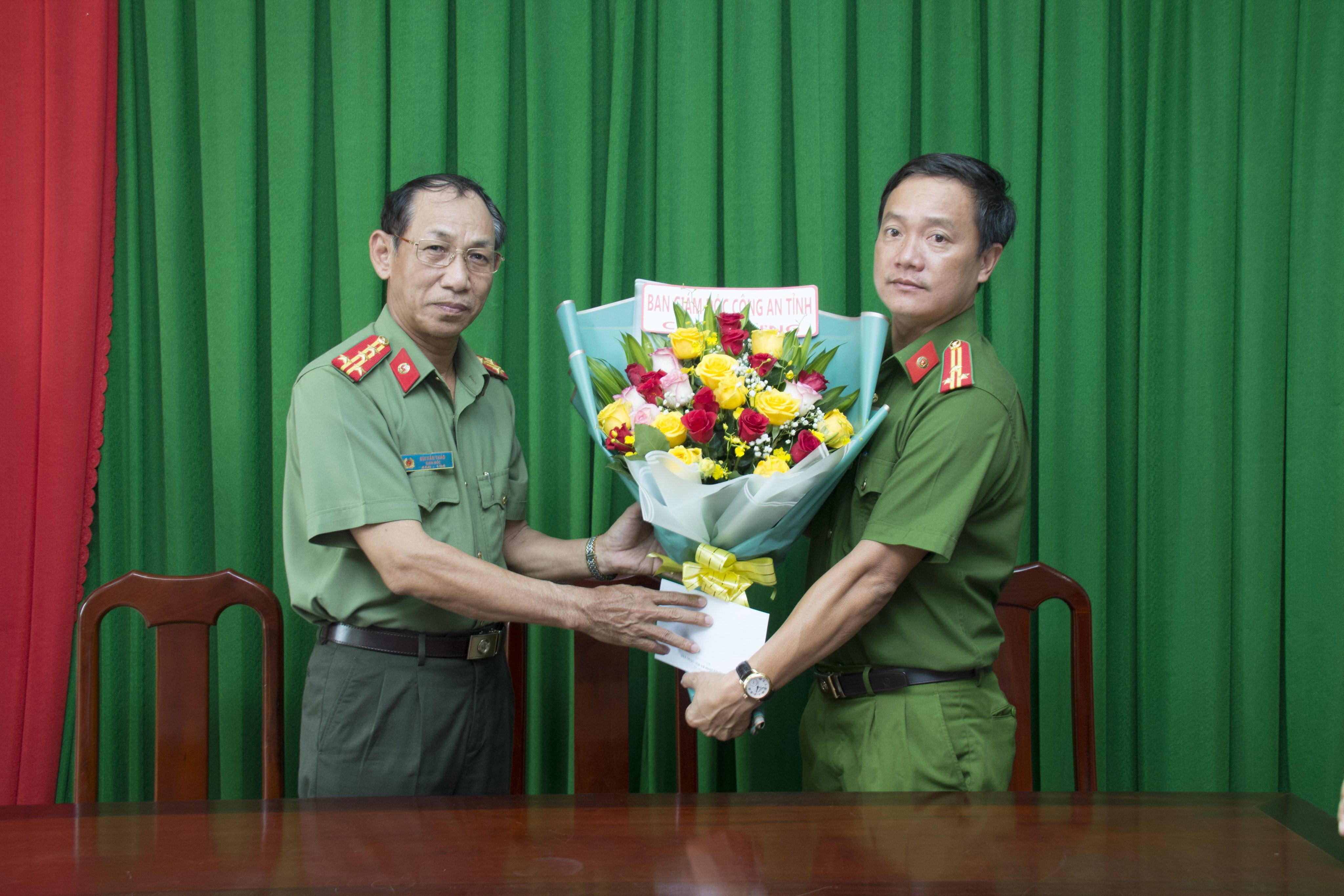 Đại tá Bùi Văn Thảo, Giám đốc Công an tỉnh thưởng nóng cho lực lượng Phòng Cảnh sát điều tra tội phạm về ma tuý-Công an tỉnh.