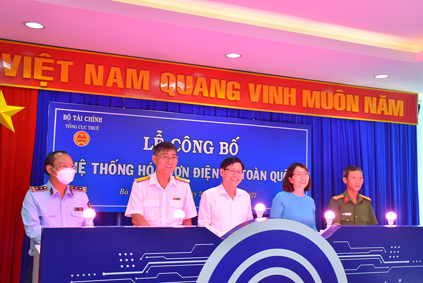 Ông Lê Ngọc Khánh, Phó Chủ tịch UBND tỉnh cùng lãnh đạo Cục Thuế BR-VT bấm nút kích hoạt hệ thống HĐĐT tại điểm cầu BR-VT.