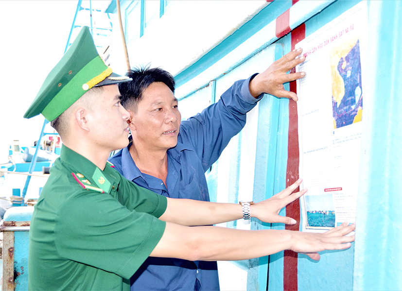 Cán bộ, chiến sĩ Đồn Biên phòng Bến Đá cung cấp bản đồ các vùng biển được phép đánh bắt hải sản cho ngư dân phường 5, TP. Vũng Tàu.