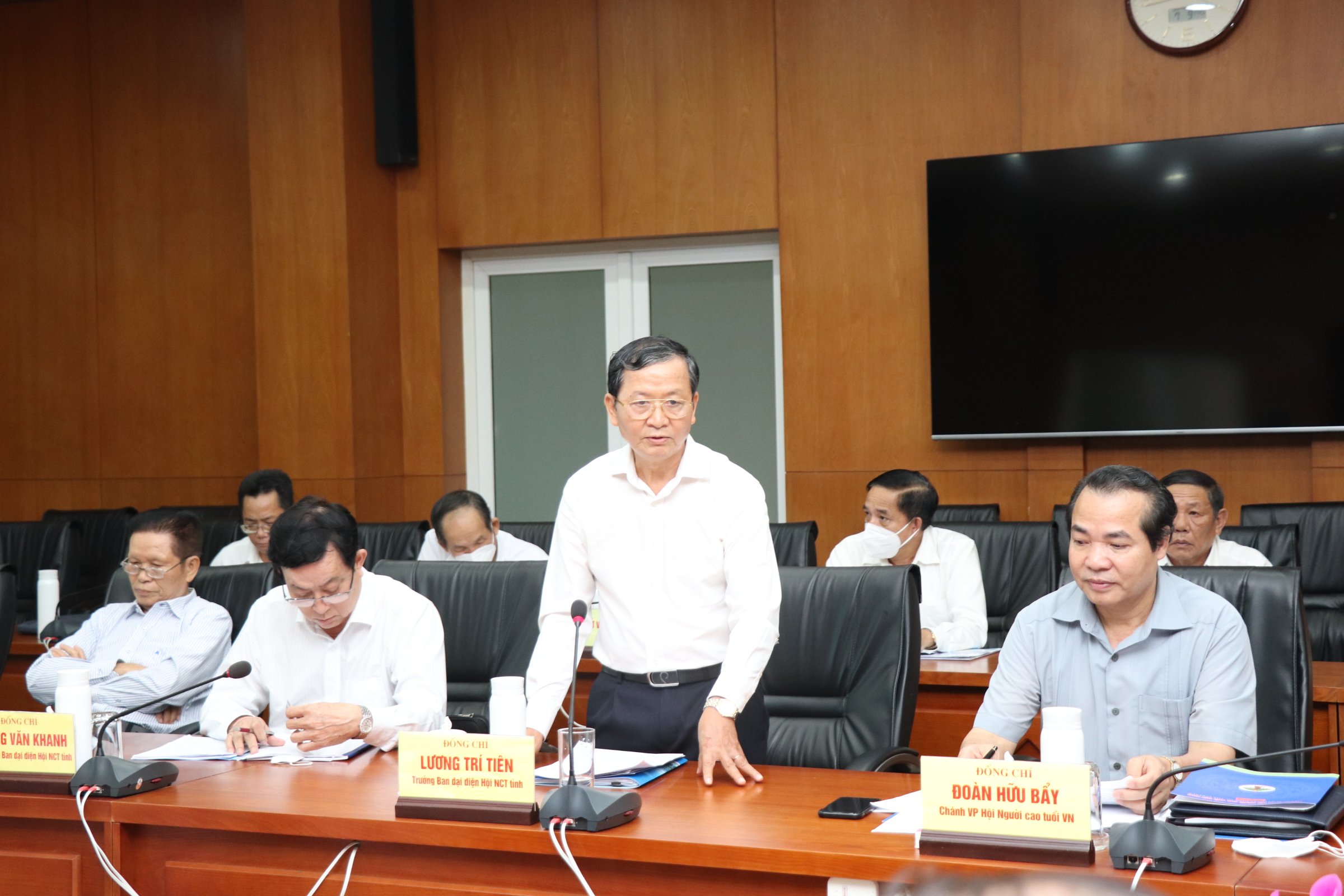 Ông Lương Trí Tiên, Trưởng Ban đại diện Hội NCT tỉnh báo cáo tại buổi làm việc. 