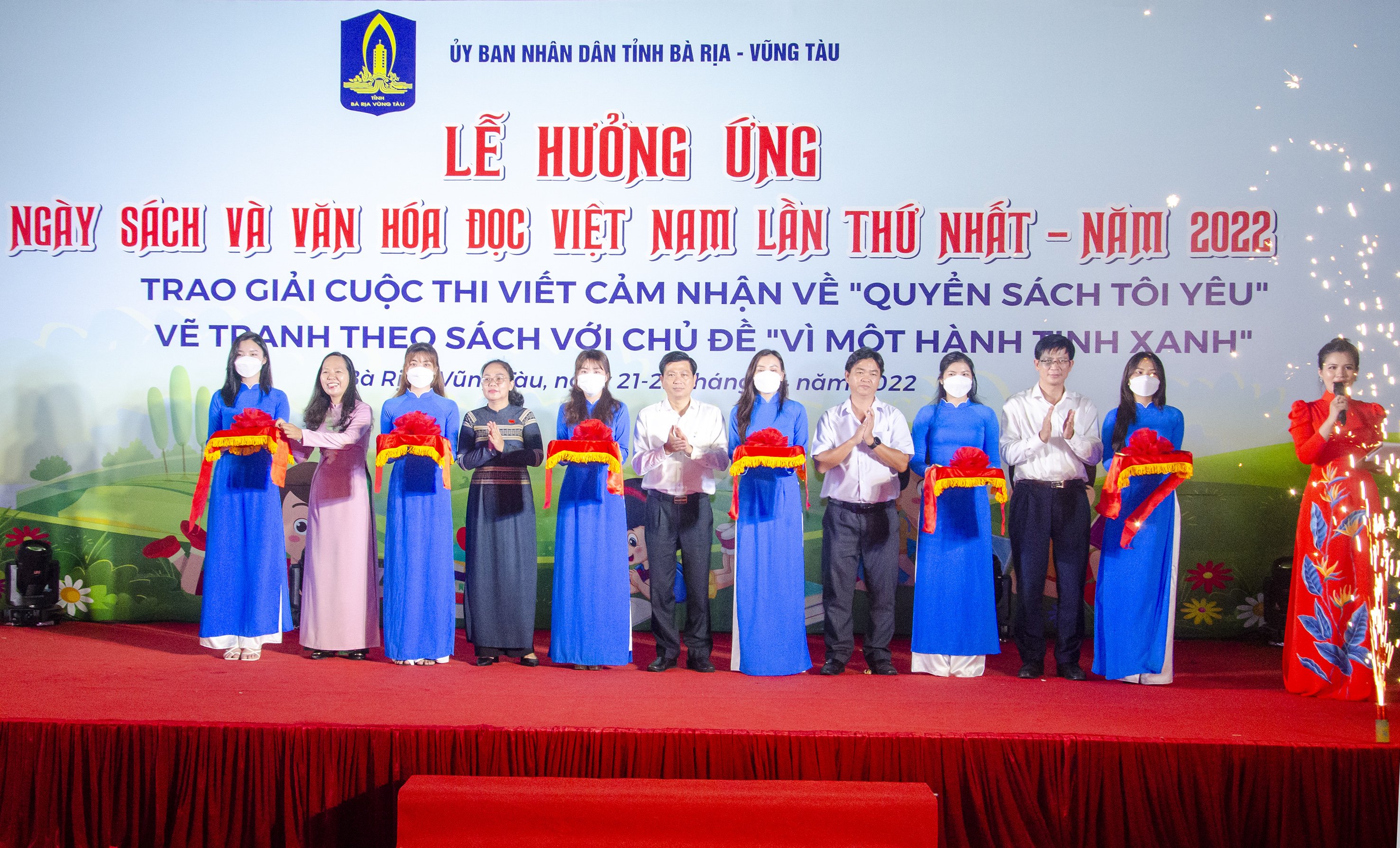 Các đại biểu thực hiện nghi thức cắt băng khai mạc Ngày sách và Văn hóa đọc Việt Nam tỉnh Bà Rịa - Vũng Tàu năm 2022.