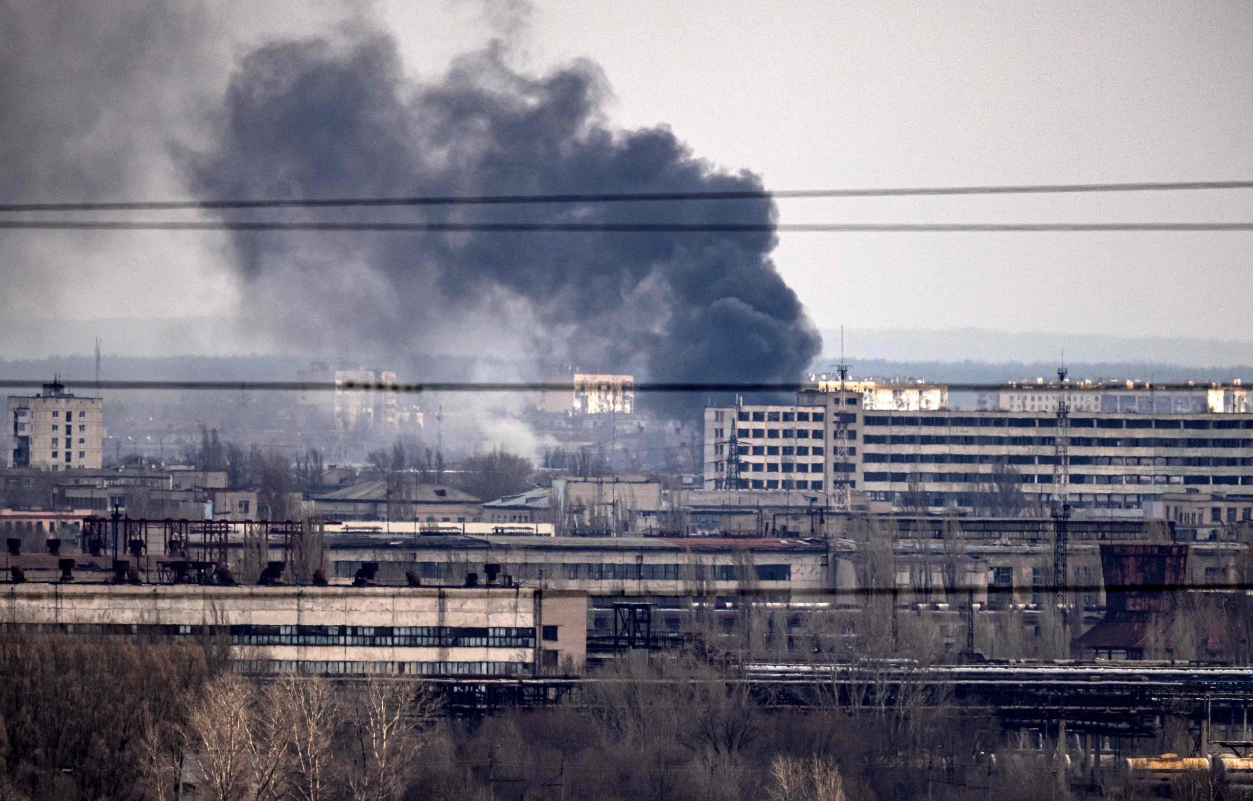 Khói bốc lên từ thành phố Severodonetsk, vùng Donbass, trong xung đột Nga-Ukraine.