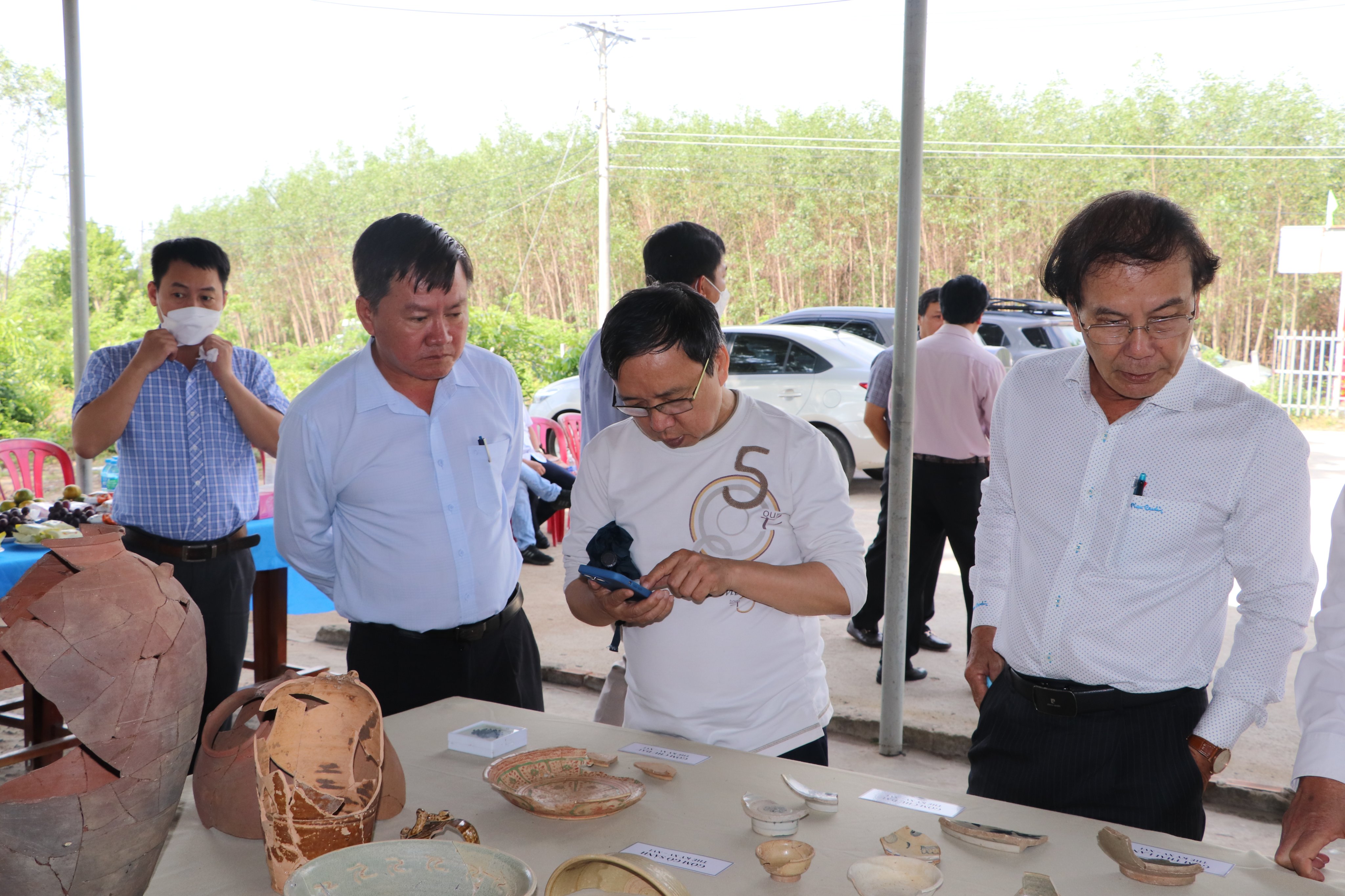 Một số di vật gốm, sứ thế kỷ 15-16 được tìm thấy tại di tích Vòng thành Đá Trắng, trưng bày tại Nhà Văn hóa ấp Gò Cát, xã Phước Thuận, huyện Xuyên Mộc.