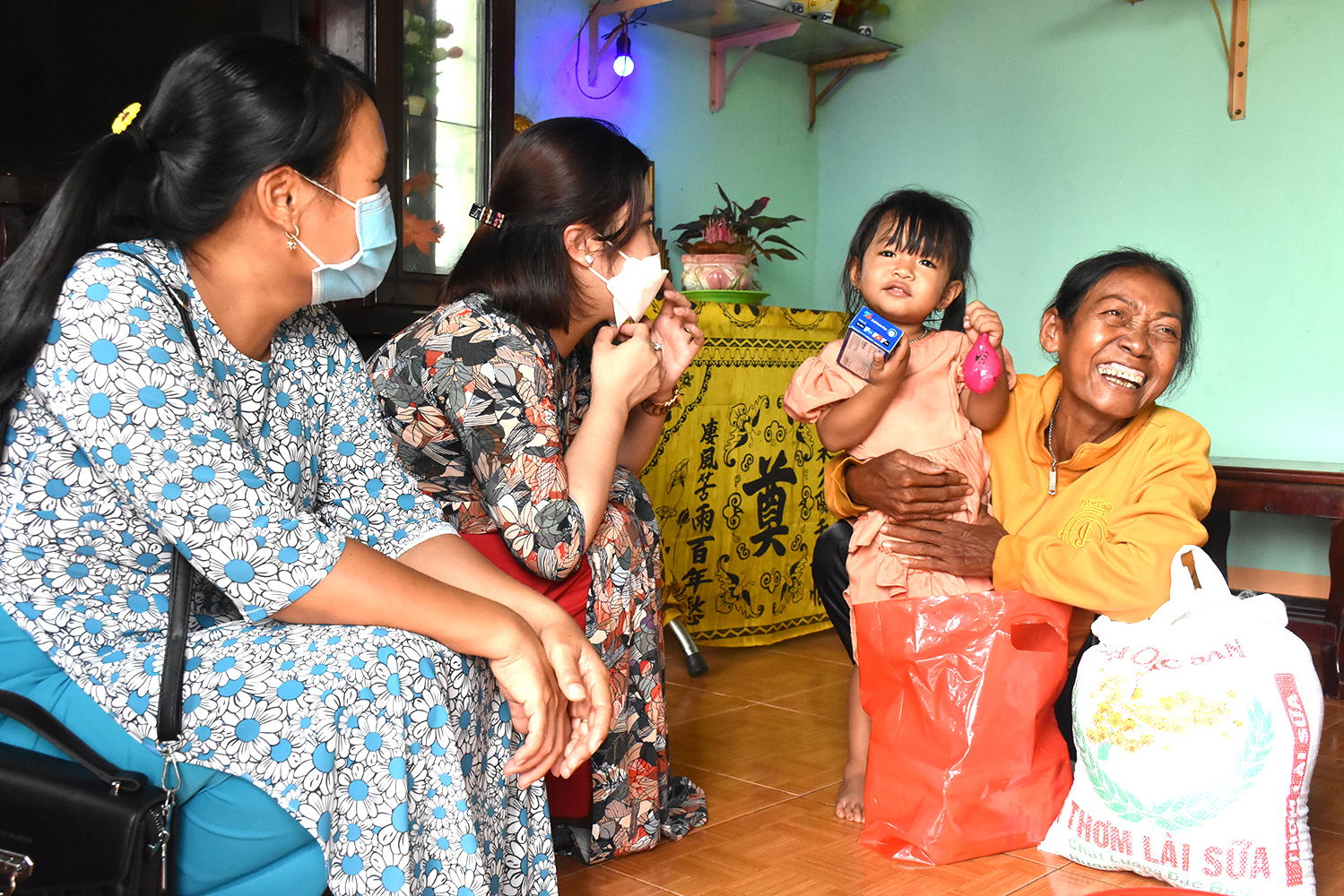 Đại diện Hội LHPN xã Xuyên Mộc cùng mẹ đỡ đầu ghé thăm gia đình em Tòng Thị Ái Vy (SN 2019, ấp Nhân Trí, xã Xuyên Mộc, huyện Xuyên Mộc).