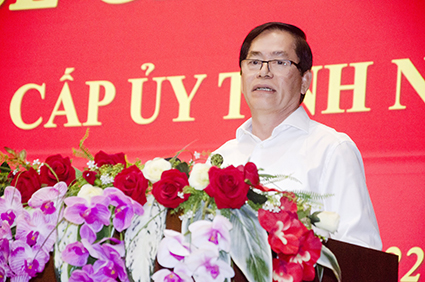 Ông Phạm Viết Thanh, Ủy viên Trung ương Đảng, Bí thư Tỉnh ủy, Chủ tịch HĐND tỉnh phát biểu giao nhiệm vụ cho các học viên tại lễ bế giảng.