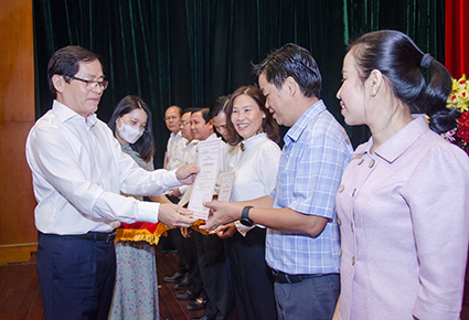 Ông Phạm Viết Thanh, Ủy viên Trung ương Đảng, Bí thư Tỉnh ủy, Chủ tịch HĐND tỉnh trao Giấy Chứng nhận cho các học viên đã hoàn thành xuất sắc lớp bồi dưỡng.