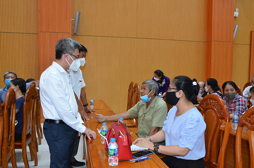 Ông Đặng Minh Thông, Ủy viên Ban Thường vụ Tỉnh ủy, Bí thư Thành ủy Bà Rịa trao đổi với người dân tại hội nghị lắng nghe dân nói.
