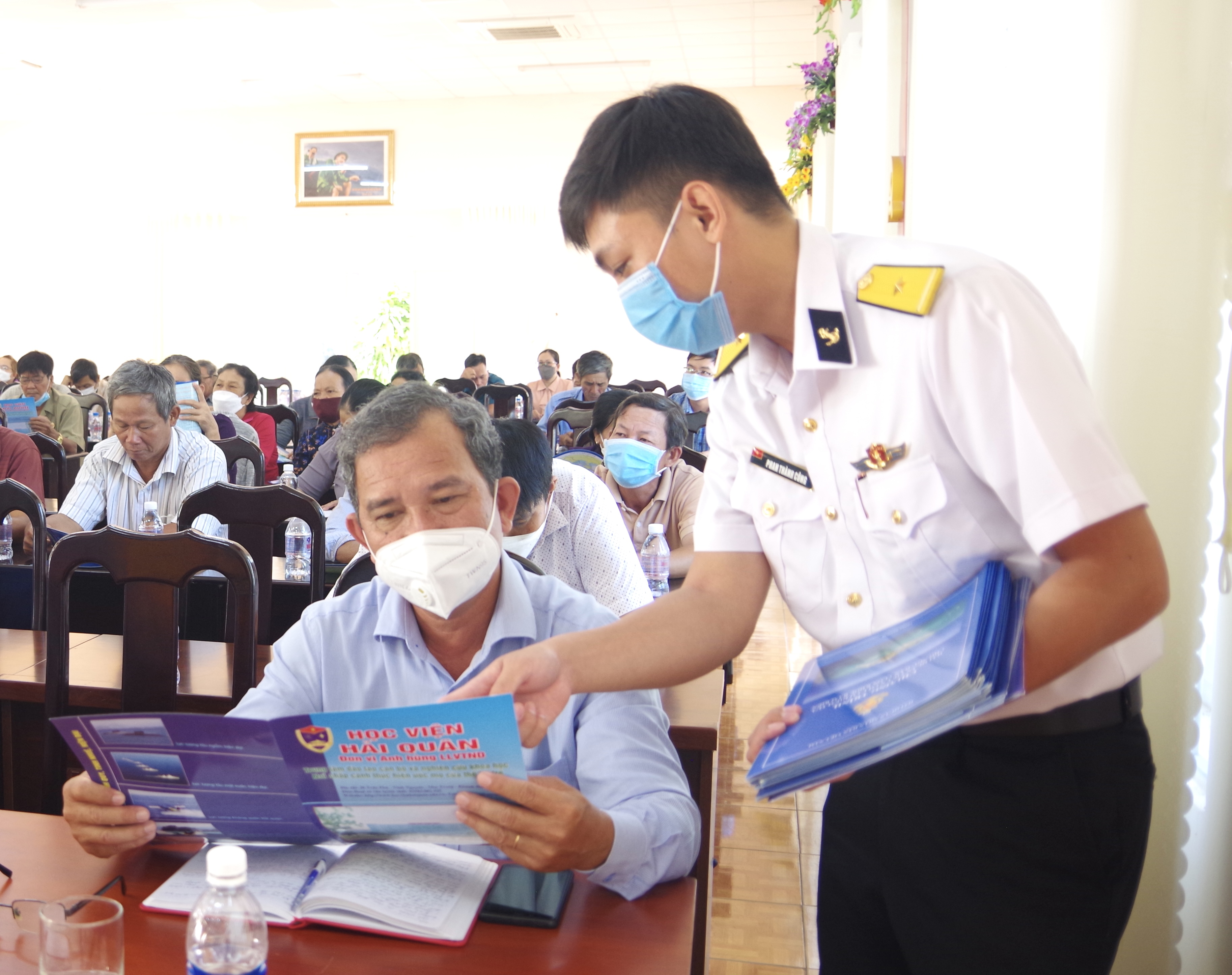 Cán bộ Lữ đoàn 171 hướng dẫn một số thông tin liên quan đến tuyển sinh vào học viện Hải quân năm 2022 cho cán bộ, đảng viên xã Long Mỹ, huyện Đất Đỏ.