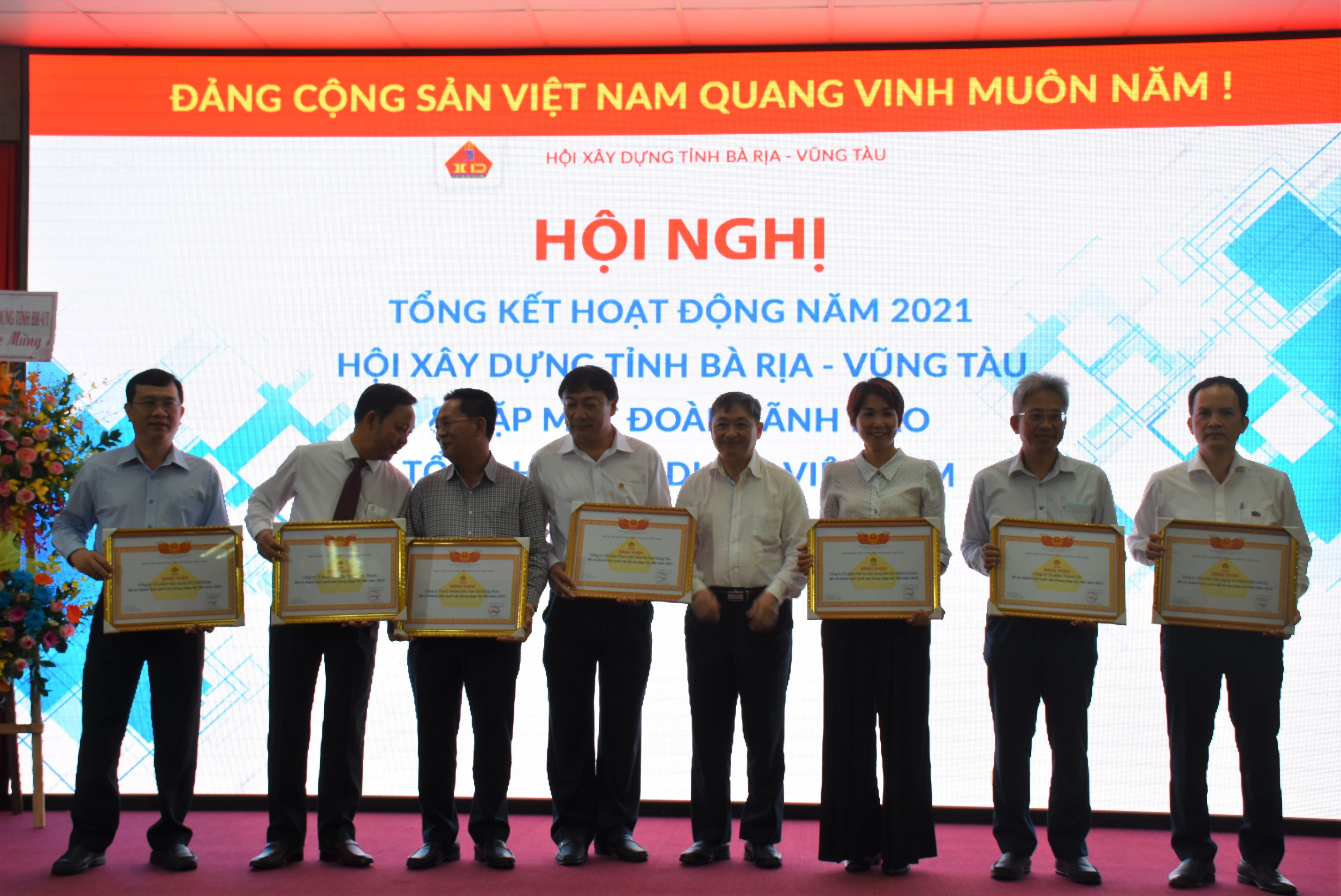 Ông Đặng Việt Dũng, Chủ tịch tổng Hội Xây dựng Việt Nam trao bằng khen cho các tập thể có thành tích xuất sắc trong năm 2021.
