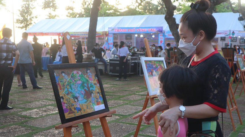 Nhiều em HS được gia đình đưa đến tham quan hội chợ sách, trưng bày các tác phẩm đoạt giải thi vẽ tranh theo sách với chủ đề “Vì một hành tinh xanh”.