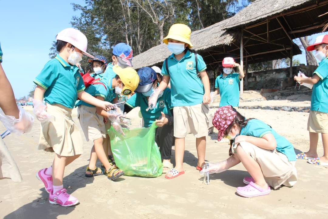 Hình 4:  Ngoài những giờ học ở lớp, việc hướng trẻ về với thiên nhiên sẽ kích thích sự sáng tạo, rèn luyện kỹ năng sống, góp phần hình thành lối sống, nhân cách của trẻ.