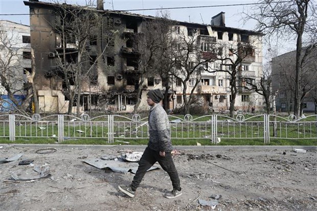 Một tòa nhà chung cư bị phá hủy trong cuộc xung đột tại Mariupol, Ukraine.