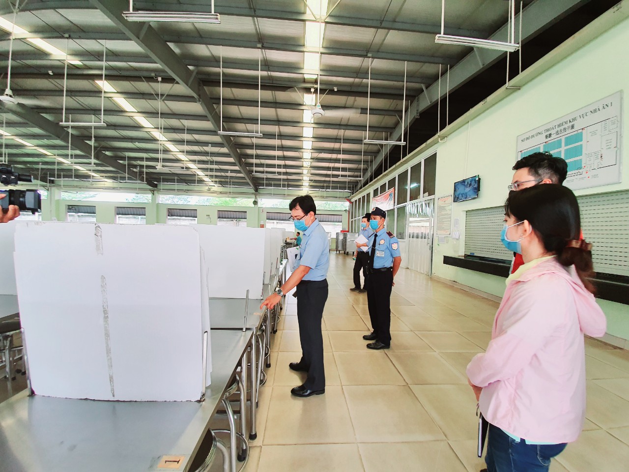 Đoàn kiểm tra Công tác phòng, chống dịch COVID-19 kiểm tra việc bố trí bữa ăn ca cho cho NLĐ tại Công ty TNHH ETOP Việt Nam.