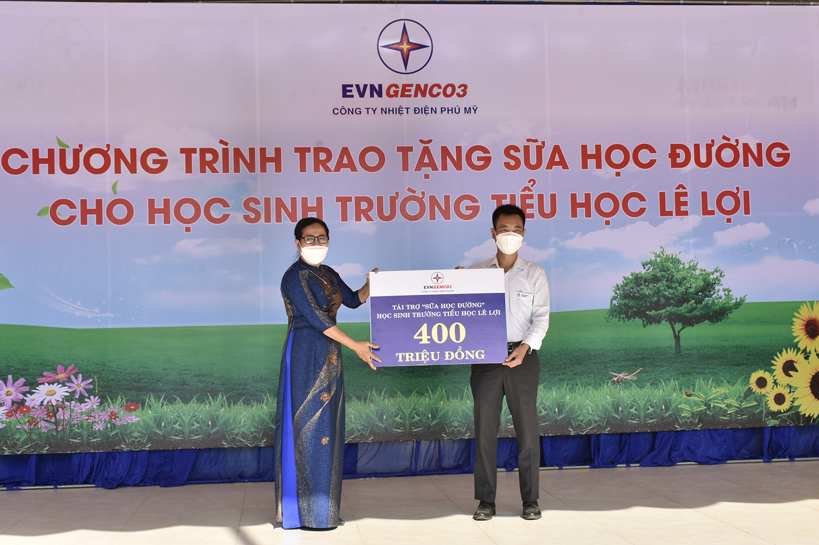 Ông Nguyễn Xuân Hiệp, Phó Bí thư Đảng uỷ, Phó Giám đốc, Chủ tịch Công đoàn Công ty Nhiệt điện Phú Mỹ trao bảng tượng trưng số tiền 400 triệu đồng tài trợ 