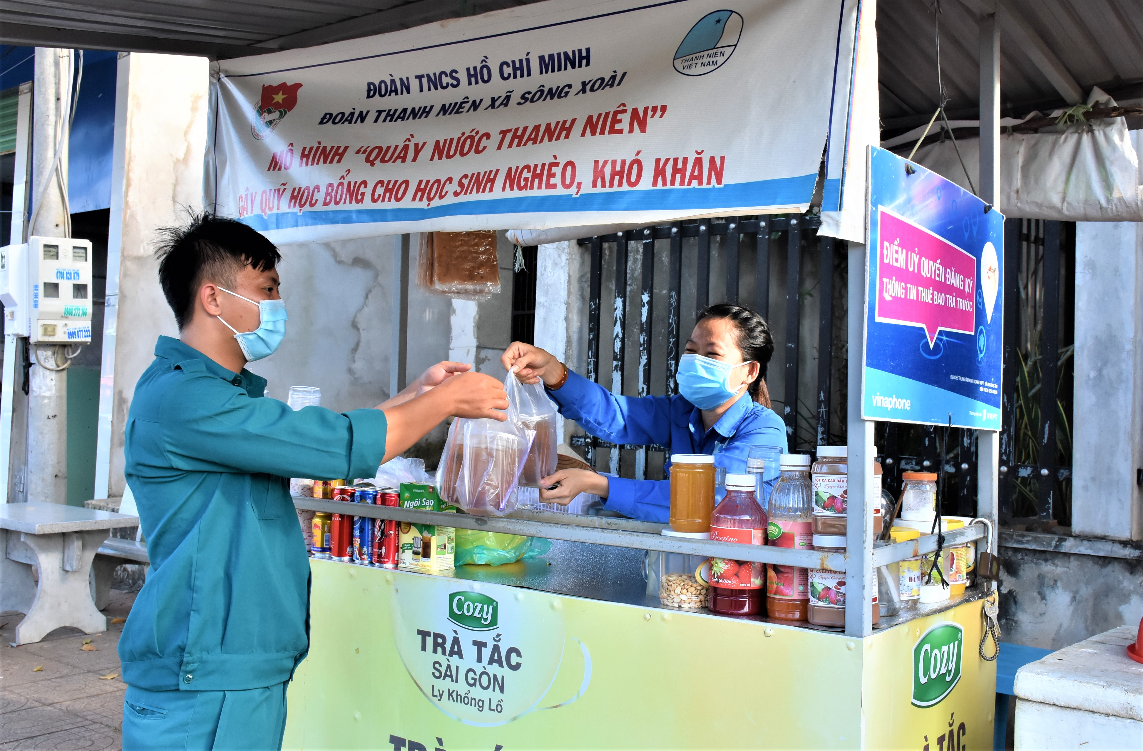 “Quầy nước thanh niên” của chị Nguyễn Thị Yến nhận được rất nhiều sự ủng hộ của người dân xung quanh.