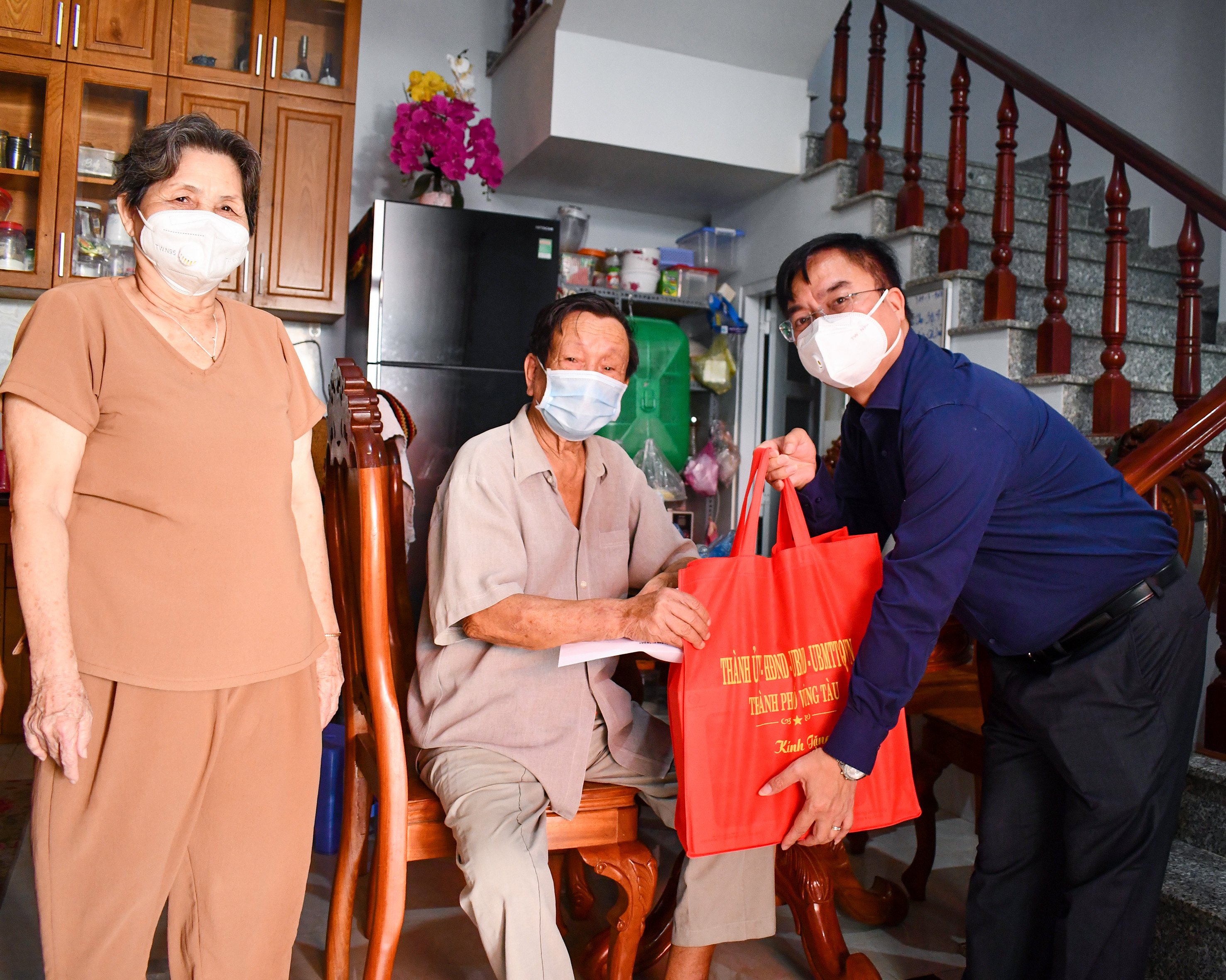 Ông Hoàng Vũ Thảnh, Chủ tịch UBND TP. Vũng Tàu thăm, tặng quà gia đình ông Đào Thanh Tùng, người hoạt động kháng chiến (phường 1, TP. Vũng Tàu).