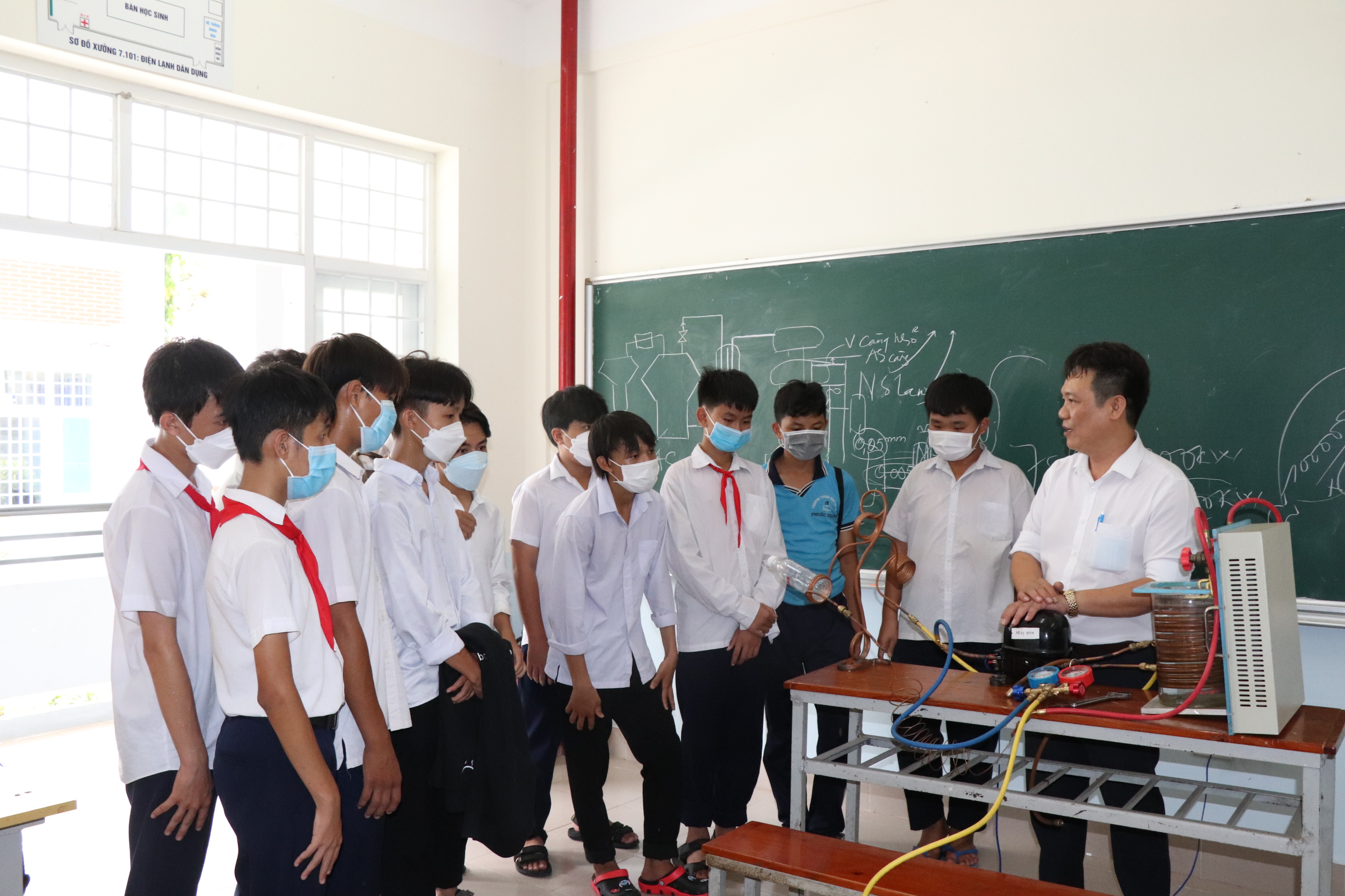 Các em HS Trường THCS Phước Thạnh (huyện Đất Đỏ) nghe giáng viên của  Trường CĐ Kỹ thuật Công nghệ Bà Rịa-Vũng Tàu giới thiệu về sản phẩm điện tử dân dụng do sinh viên của Trường thiết kế, chế tạo.