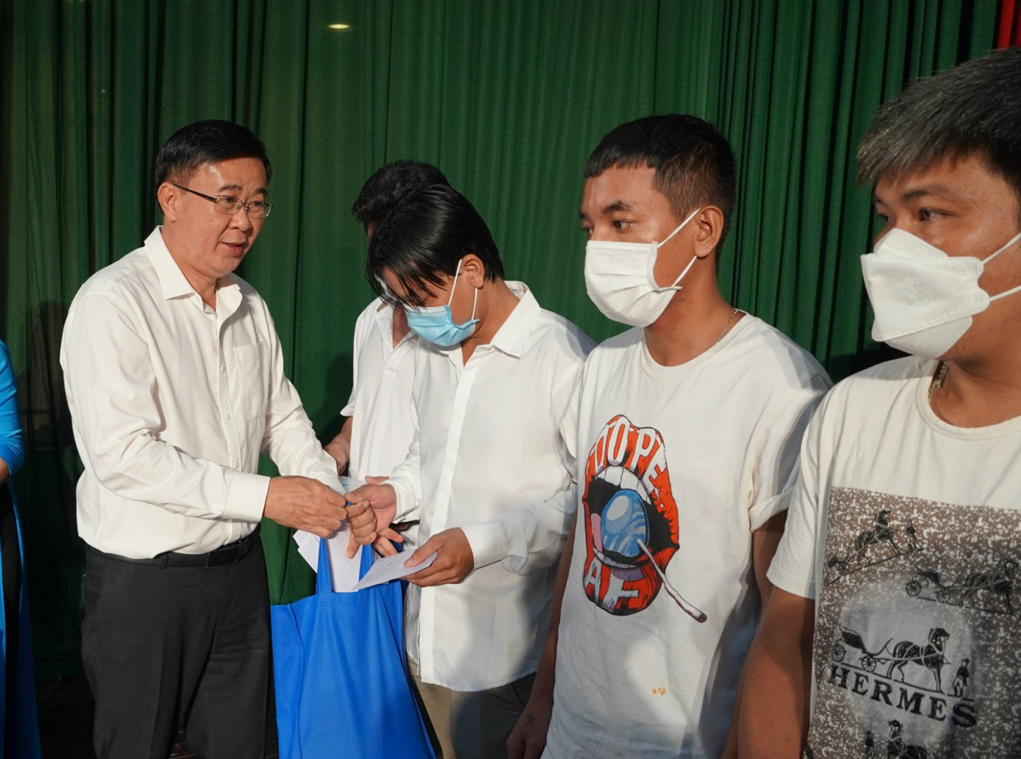 Ông Huỳnh Văn Danh, Ủy viên Ban Thường vụ, Trưởng Ban Dân vận Tỉnh ủy tặng quà cho công nhân lao động có hoàn cảnh khó khăn.