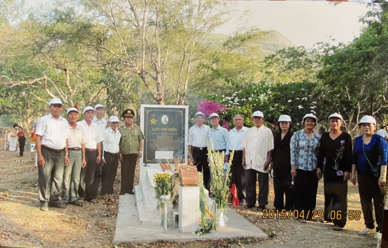 Trung tướng, Anh hùng LLVTND Châu Văn Mẫn và cựu tù Côn Đảo chụp ảnh lưu niệm trong một chuyến ra thăm Côn Đảo.
