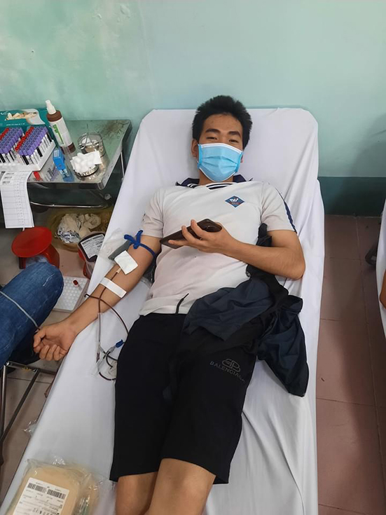 Đoàn viên, thanh niên xã Tân Hưng, TP. Bà Rịa tham gia hiến máu tình nguyện.